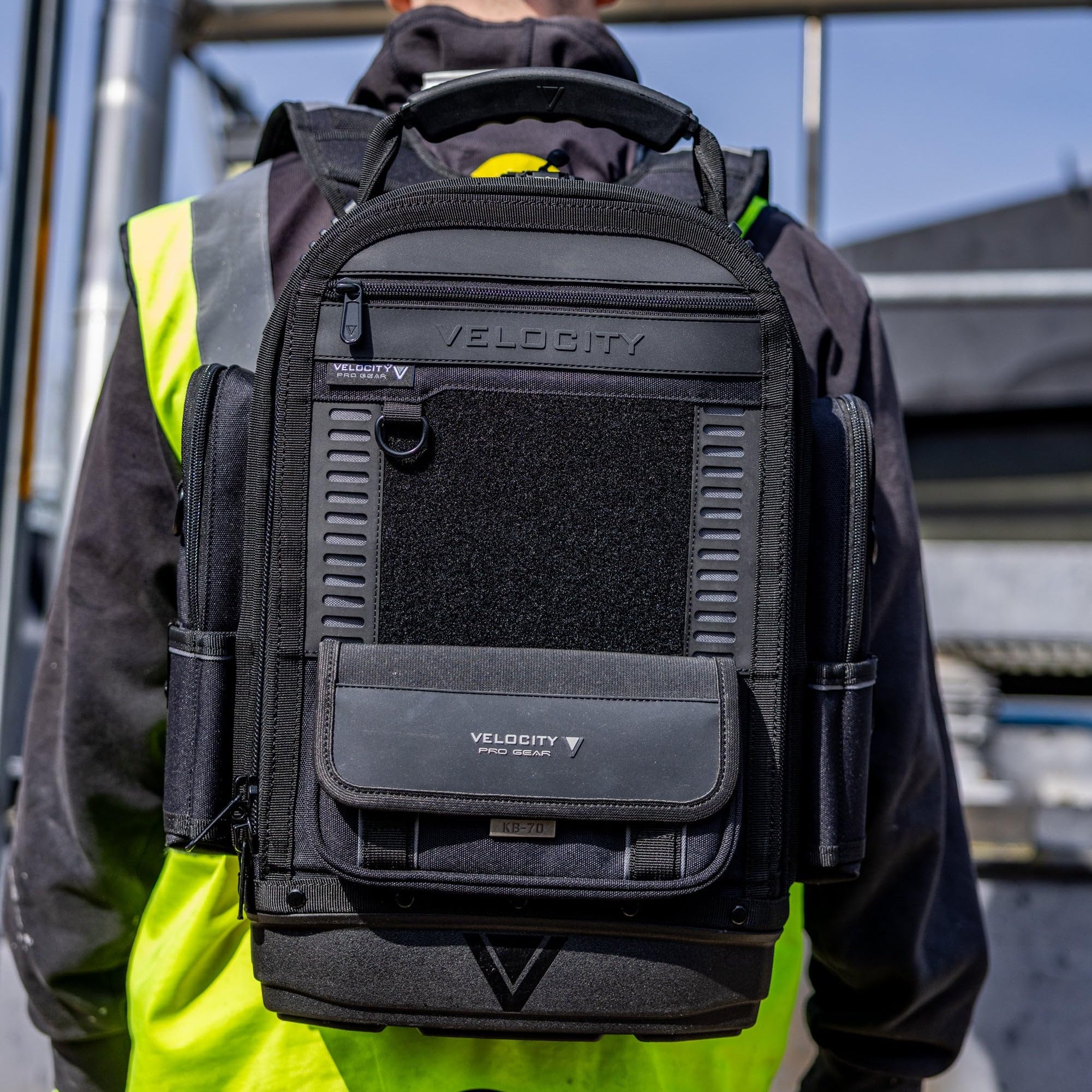 Velocity Pro Gear Stealth SB250 - Mochila compacta profesional para electricistas, técnicos e ingenieros de servicio con almacenamiento vertical de herramientas, bolsillos para medidores y panel
