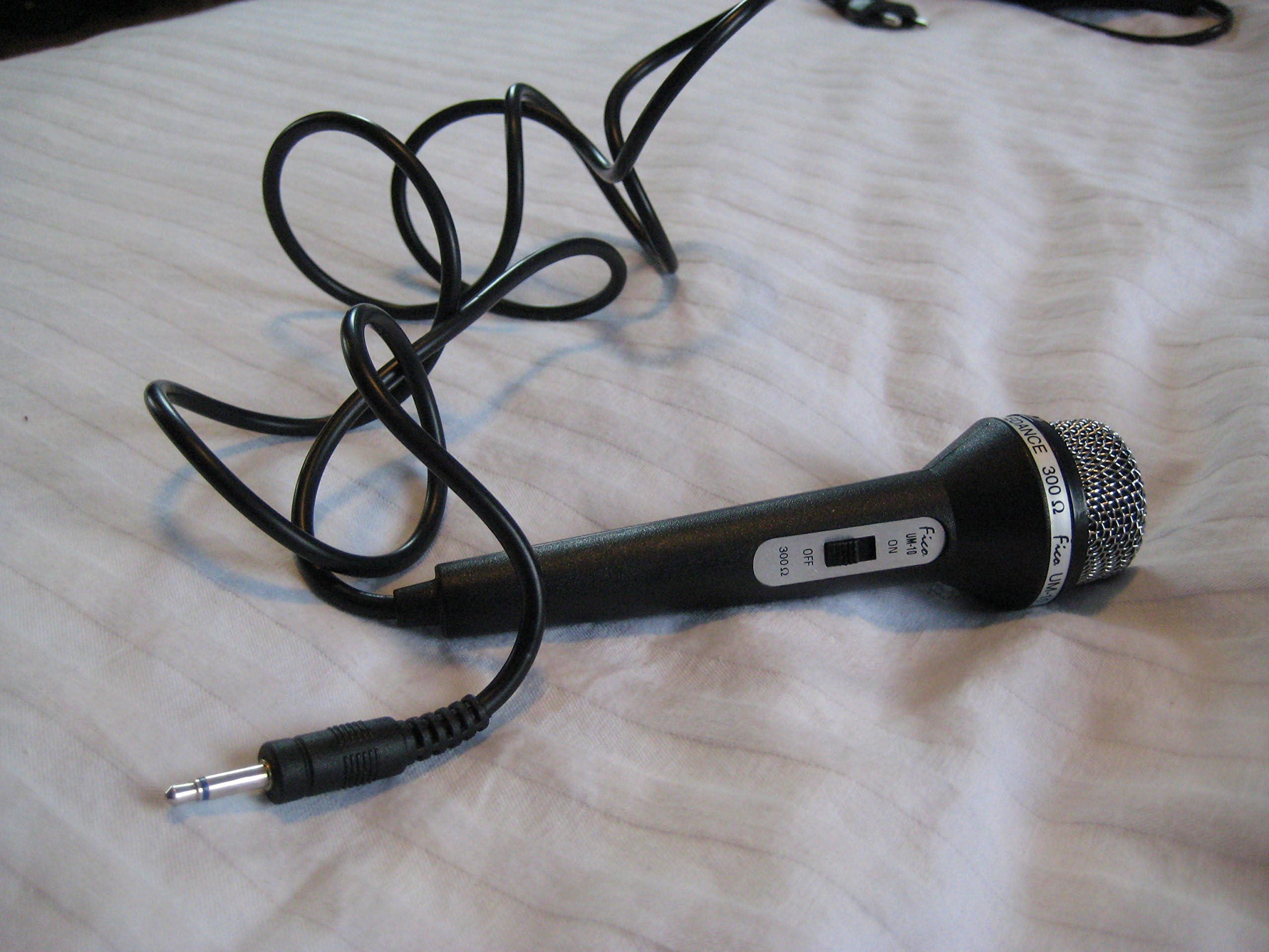 UNI-DIRECTIONAL MICROPHONE, 1/4" MIC CABLE WITH 3.5 MONO ADAPTER