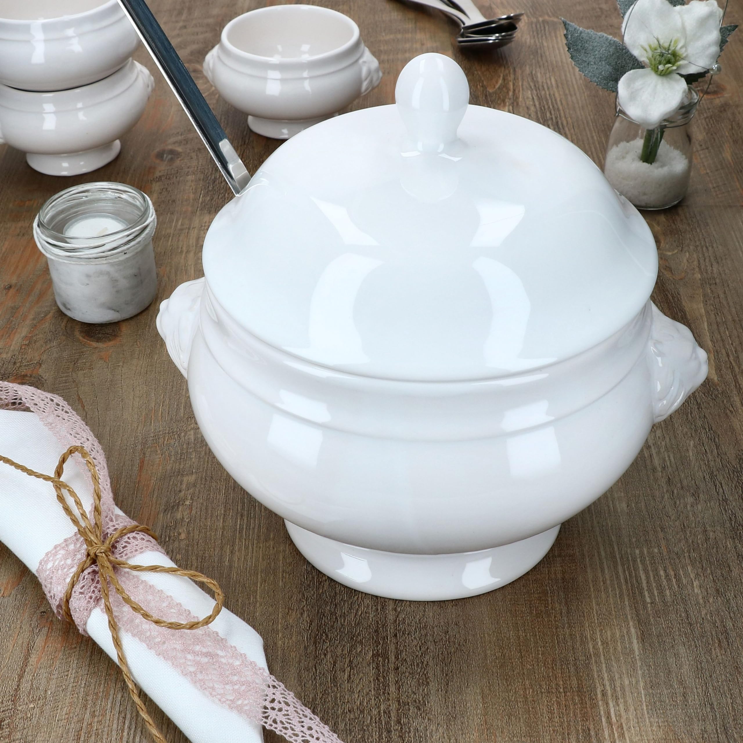 MamboCat Leo - Terrine tête de lion avec couvercle - Grand modèle - 2 l - Bol à soupe blanc traditionnel pour ragoûts ou plats One Pot avec têtes de lion - Bol à soupe XL pour soupe de mariage et