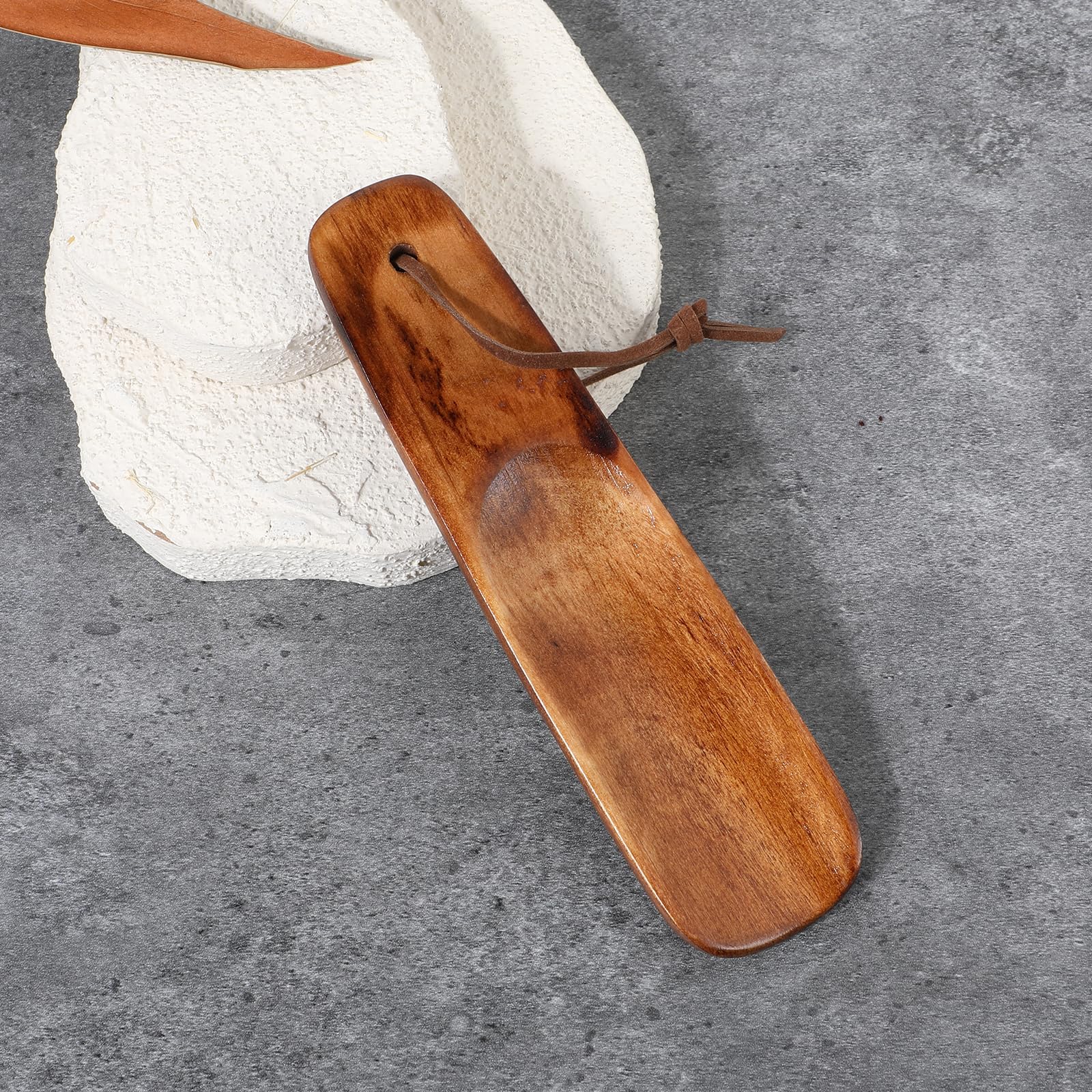 Calzador de madera pequeño, calzador de zapatos pequeño, color marrón, de madera, pequeño zapatero, cuerno para zapatos, ayuda para zapatos con cuerda colgante para hombres y mujeres embarazadas (15,5