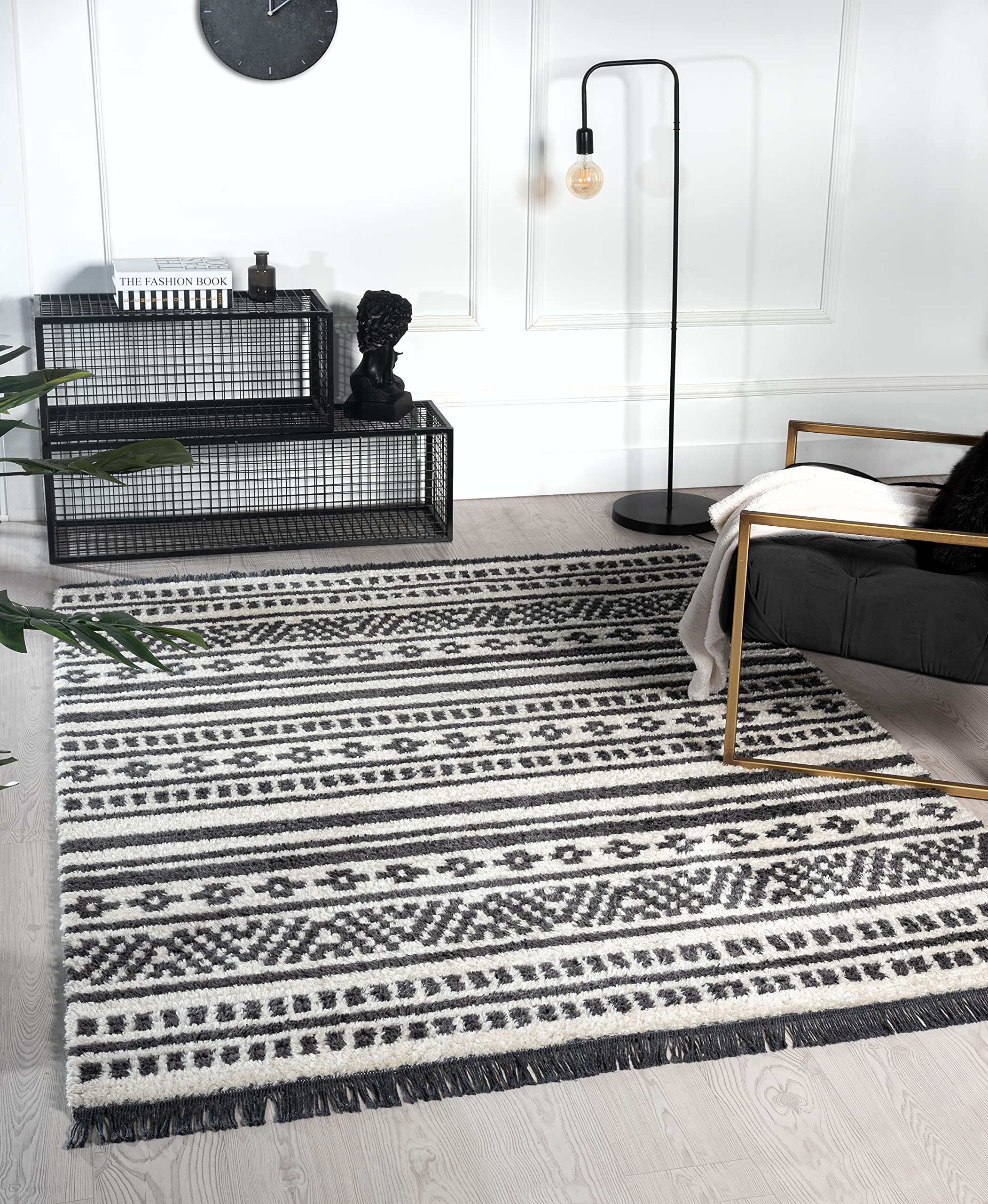 Amazon.com: VCNY Home | Lucas Collection | Geometric Stripe Soft Shag  Indoor Area Rug, 5' x 7', Black : Everything Else