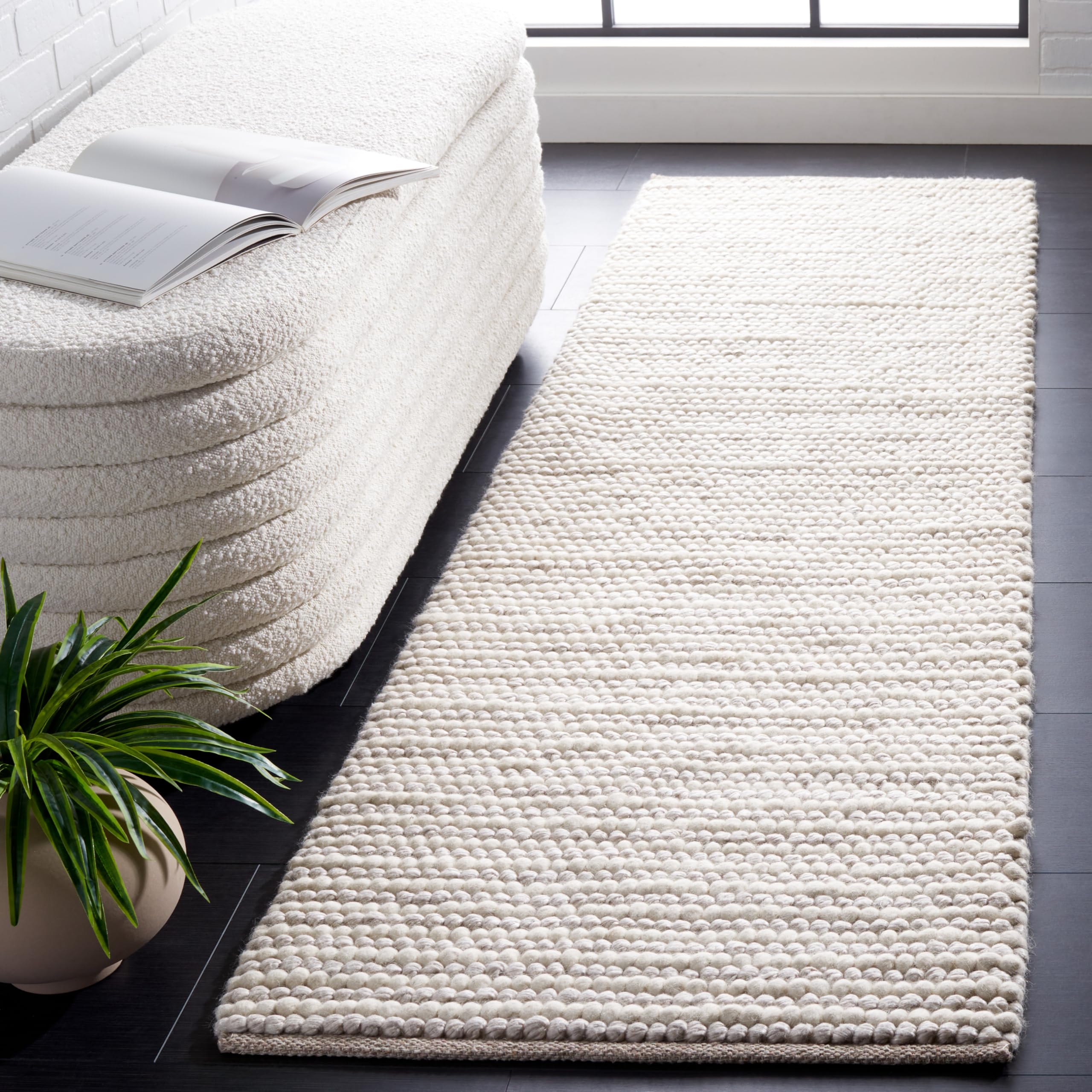 Tapis en fibres naturelles haut de gamme ivoire pour un salon chic