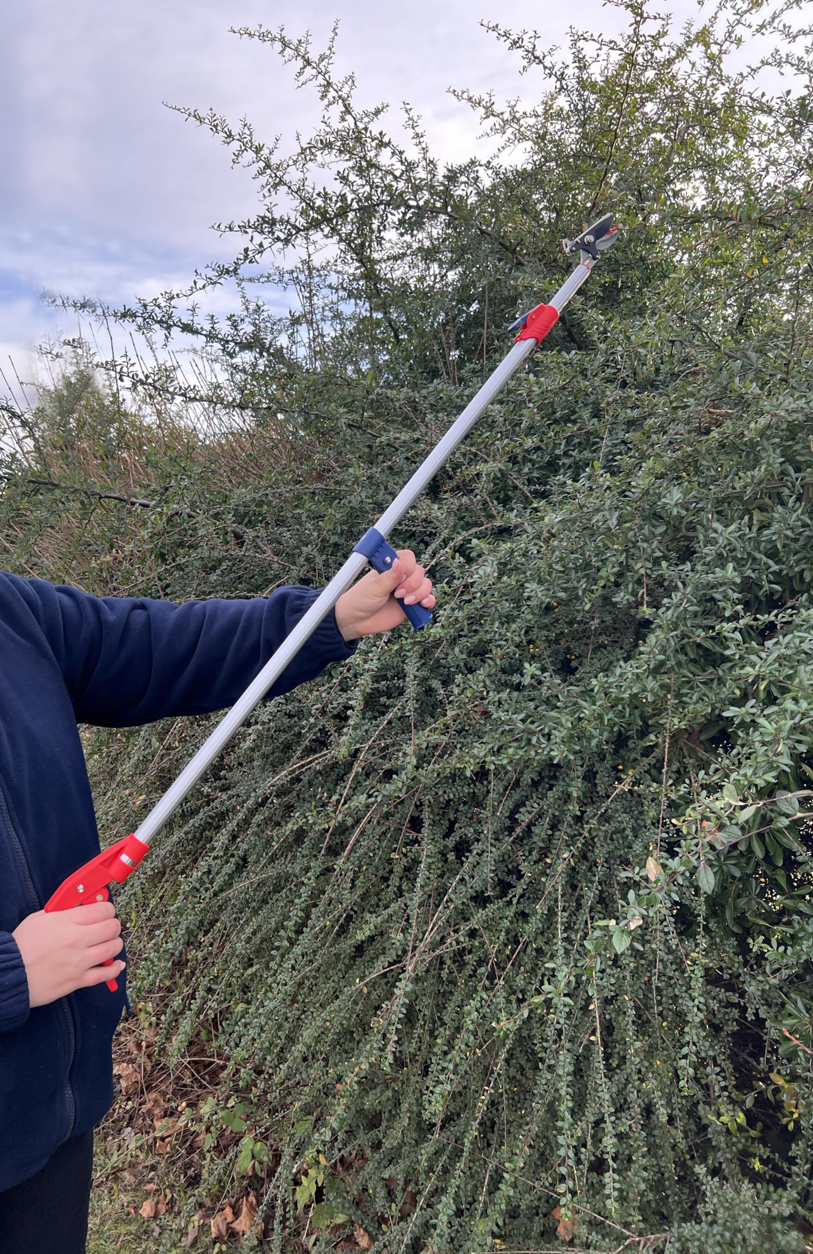 Spear & Jackson 8201LR Razorsharp Telescopic Bypass Easy Reach Pruner, Extendable Pruning Scissors Perfect for Cutting Plants and Trees - Image 4
