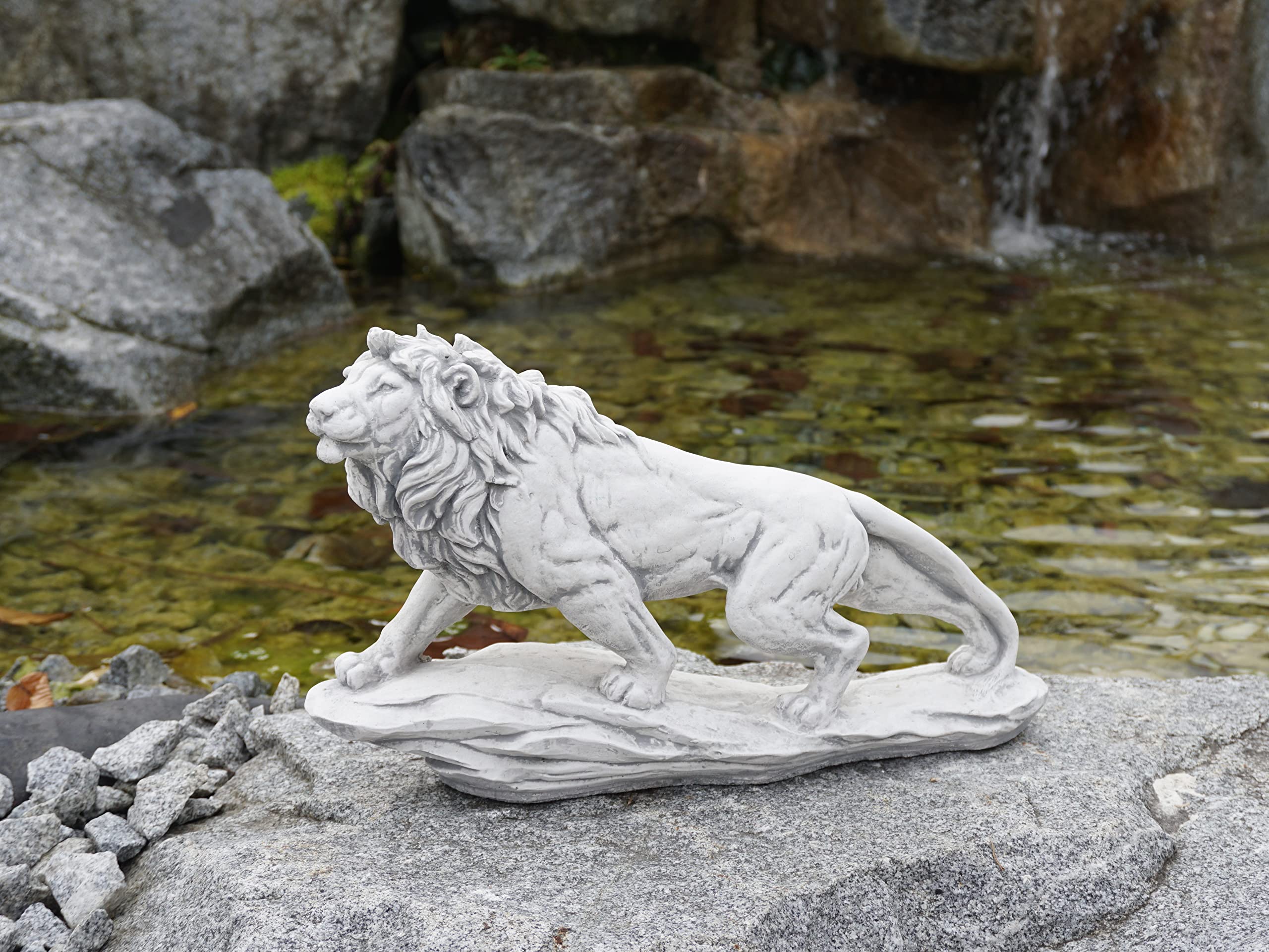 gartendekoparadies.de Leone su una roccia, statuetta in pietra H. 23 cm, 5 kg, grigio, resistente al gelo in pietra per esterni