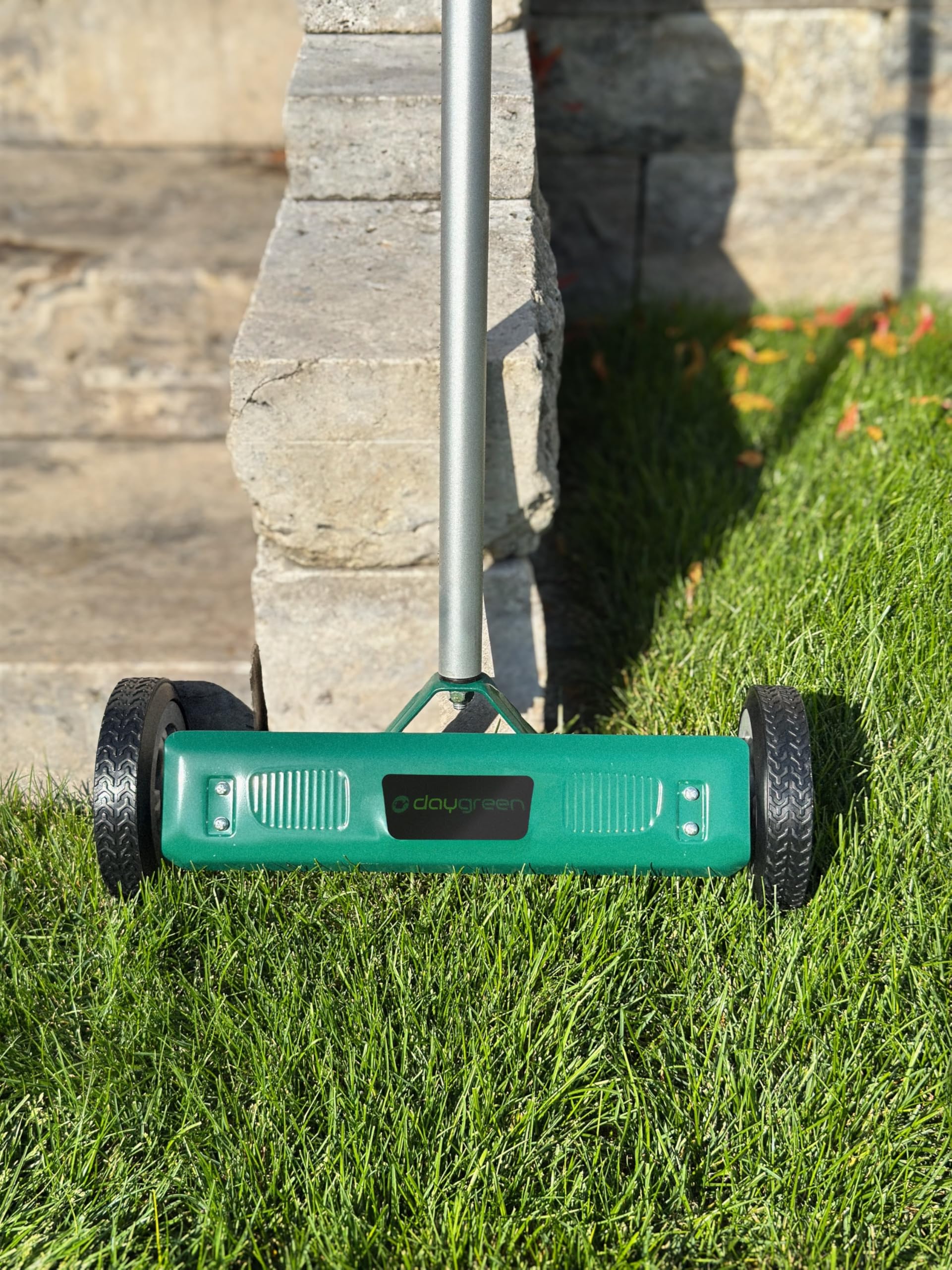DAYGREEN Escarificador manual VT-32 | musgo y deshierbe con 11 cuchillas de acero inoxidable | 32 cm de ancho de trabajo | Ruedas suaves que protegen el césped