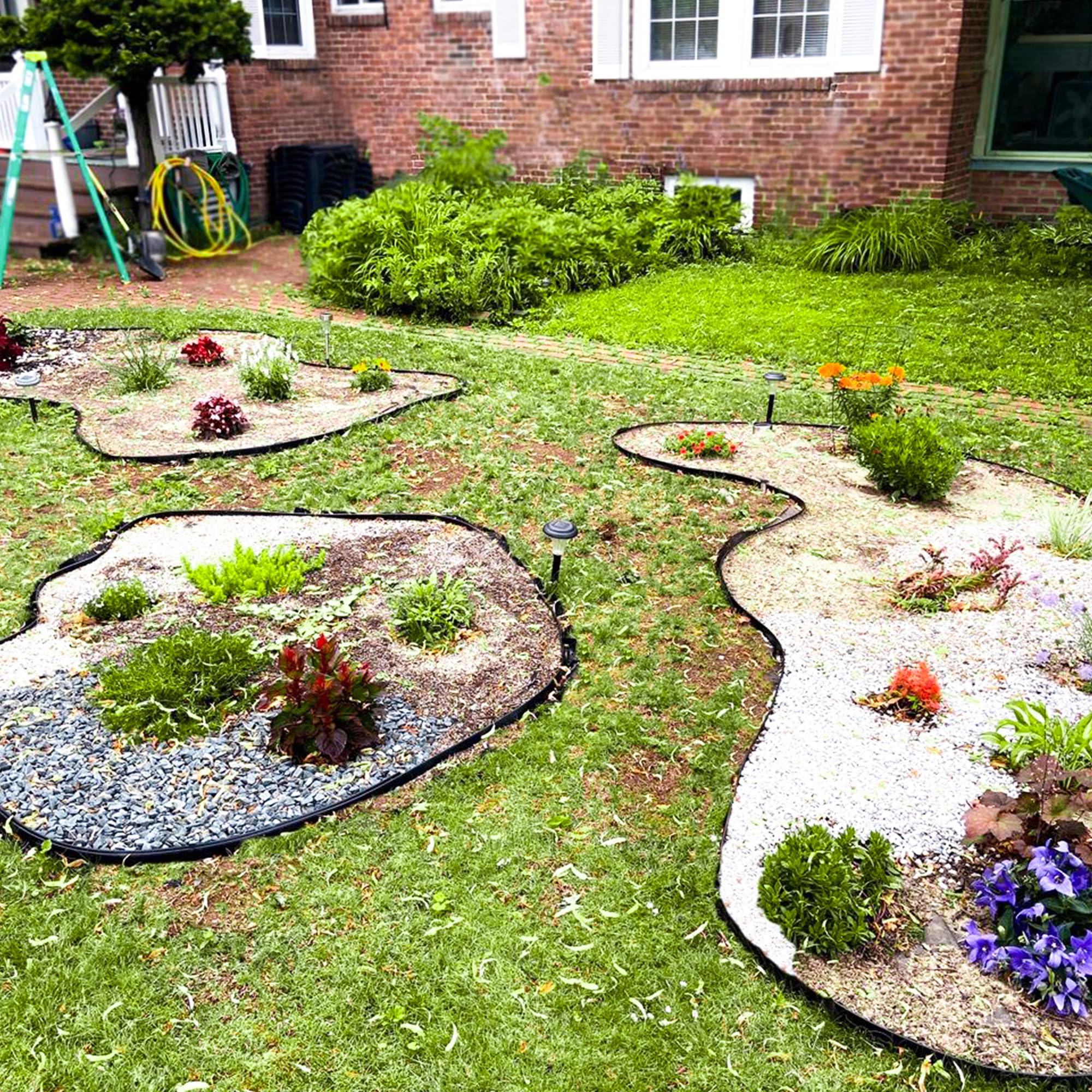 Bordo da Giardino 10m, Bordo Prato Flessibile con 50 Picchetti, Altezza 10 cm, Bordo Giardino in Plastica per Delimitazione Aiuole, Viali Giardino e Alberi, Nero