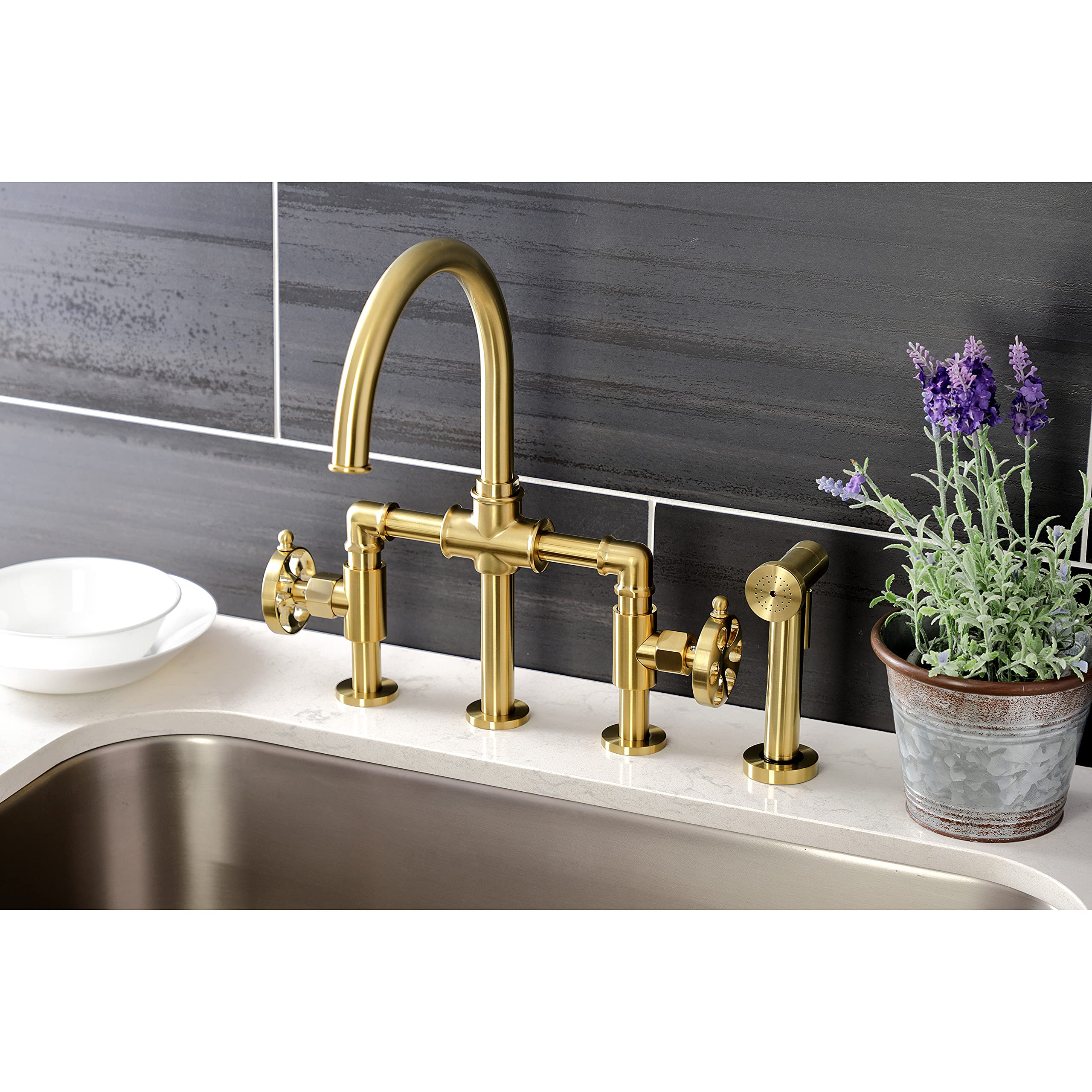 Kingston Brass KS2338RX Küchenarmatur – Gebürstetes Nickel, Brücken-Design, Mit Seitensprüher
