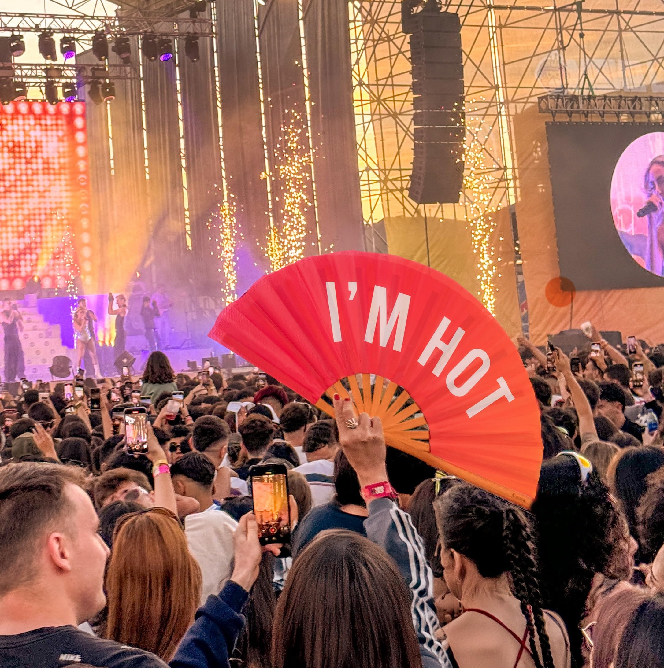 Fisura - Duży składany wachlarz "I'm Hot". Oryginalny wachlarz z dużym przesłaniem Różowy XXL. Składany wachlarz bambusa. Wymiary: 64 x 33 centymetry.