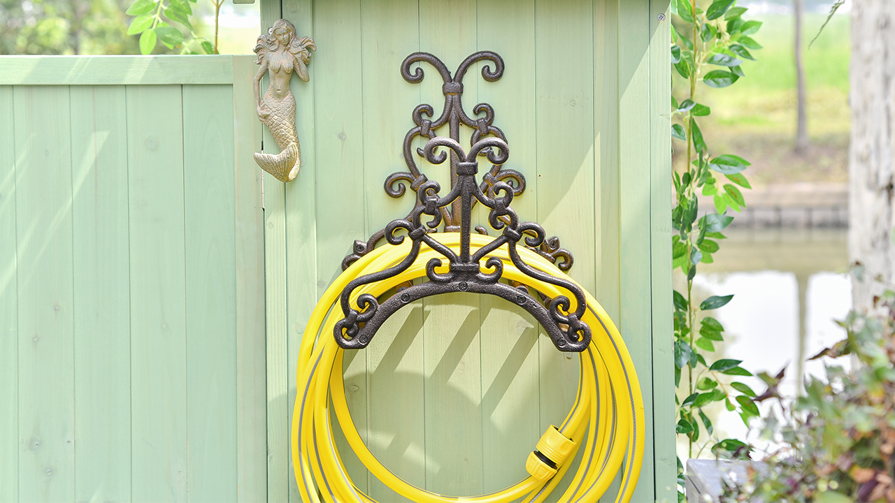 Amazon.com: Sungmor Heavy Duty Cast Iron Garden Hose Holder - Wall Mounted  Water Hose Hanger - European Vintage Pattern Decorative Hose Rack - Large  Water Hose Bulter Storage - Indoor Outdoor Metal