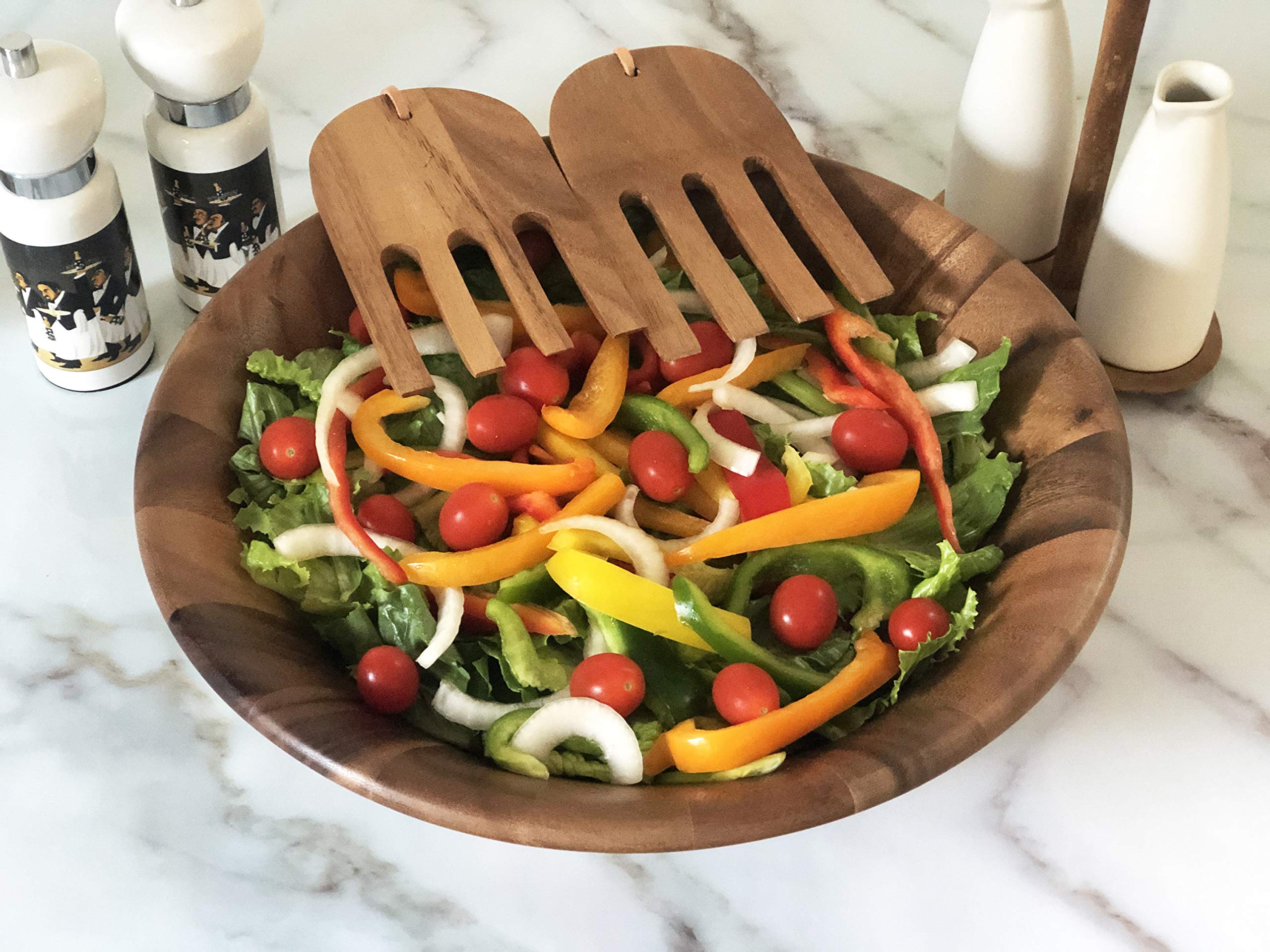 Woodard & Charles - Cuenco de madera de acacia para servir ensalada de 35,5 cm con manos de ensalada, juego de 3 piezas