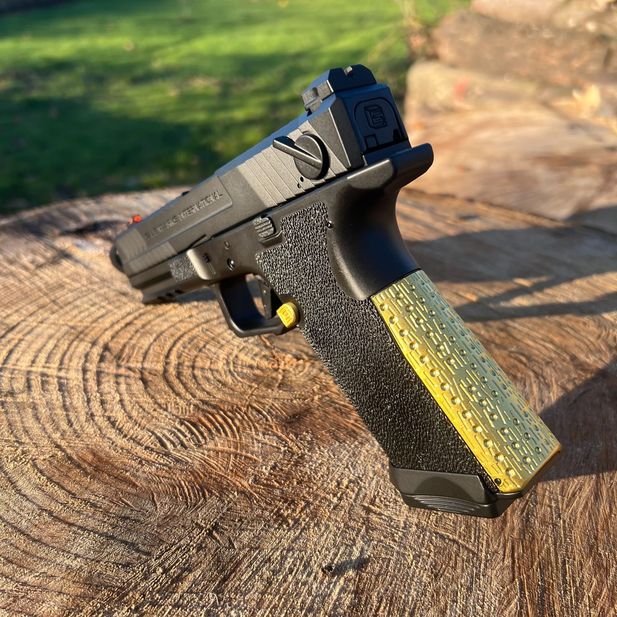 Cyma CM135 SAI Advanced AEP Airsoft Pistole Komplettset Schwarz Gold <0,5 Joule Softair elektrisch inkl. Akku und Ladegerät