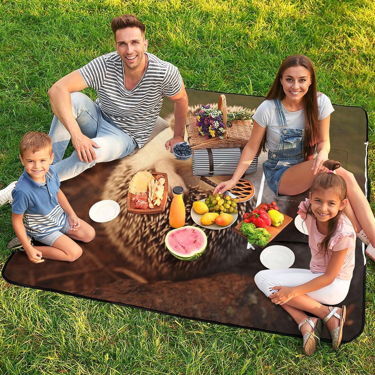Hedgehog Picnic Blanket with Zipper Water Resistant Sand Free Picnic Mat Washable Foldable Easy Carry Beach Blanket for Lawn Beach Hiking Camping