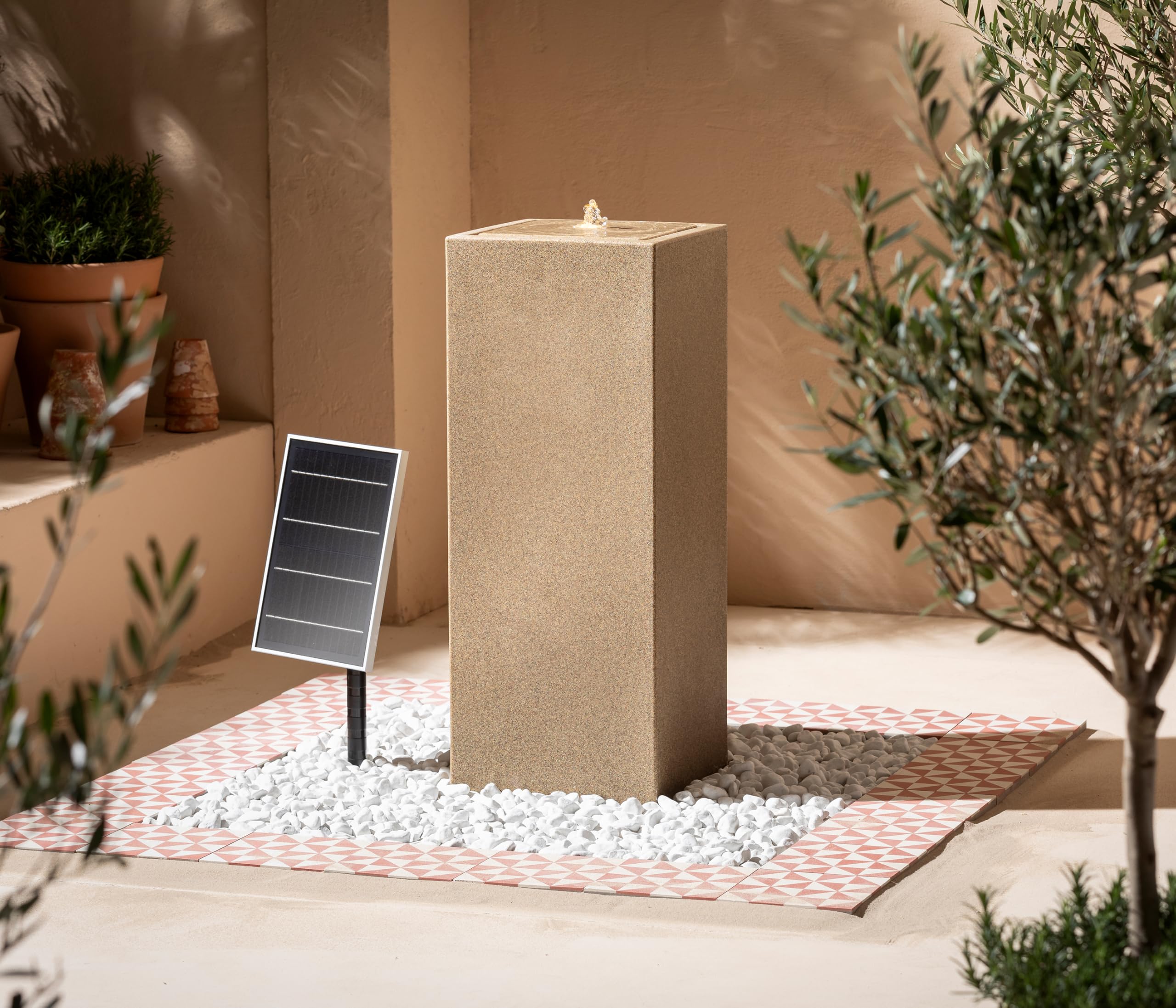 Dehner Solarbrunnen Glonn, Solarbrunnen frostbeständig, Brunnen für Außen, mit LED Beleuchtung, ca. 90 x 35 x 35 cm, Polyethylen, braun