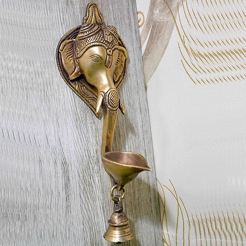 Aakrati Colgante de pared Cara Ganesha decorativa con Diya y campana Showpiece con campana - 21 Cm en Metal Latón