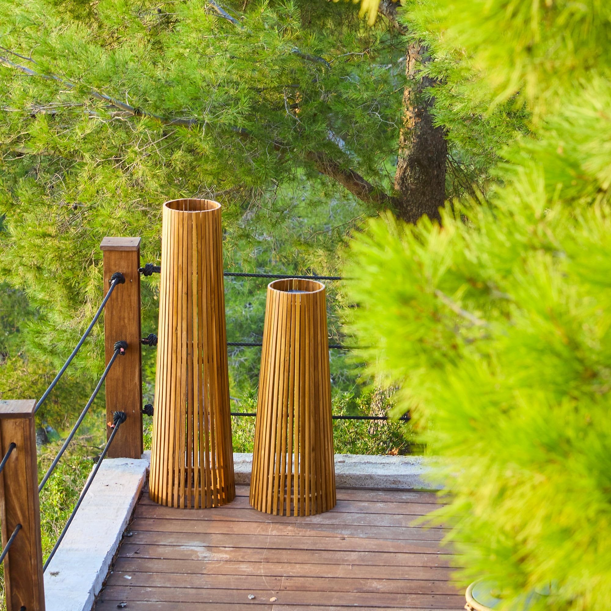 Lumisky - Lámpara de pie solar para exteriores tecka tall de madera teca con módulo LED blanco cálido y mando a distancia (120 cm)
