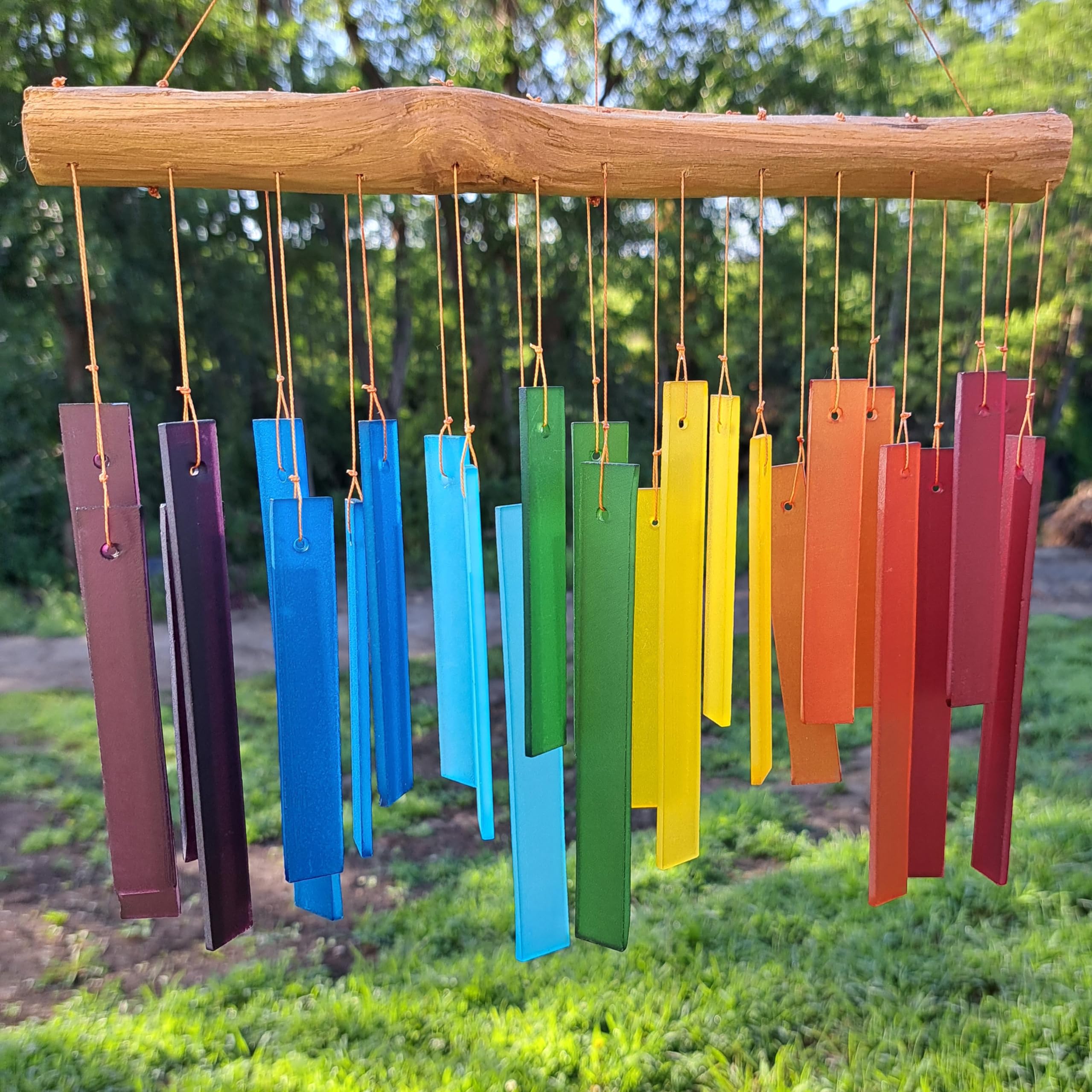 Blaues Handworks-Farbspektrum-Windspiel aus Glas und Treibholz, sandgestrahltes Glas und Fundholz, handgefertigt
