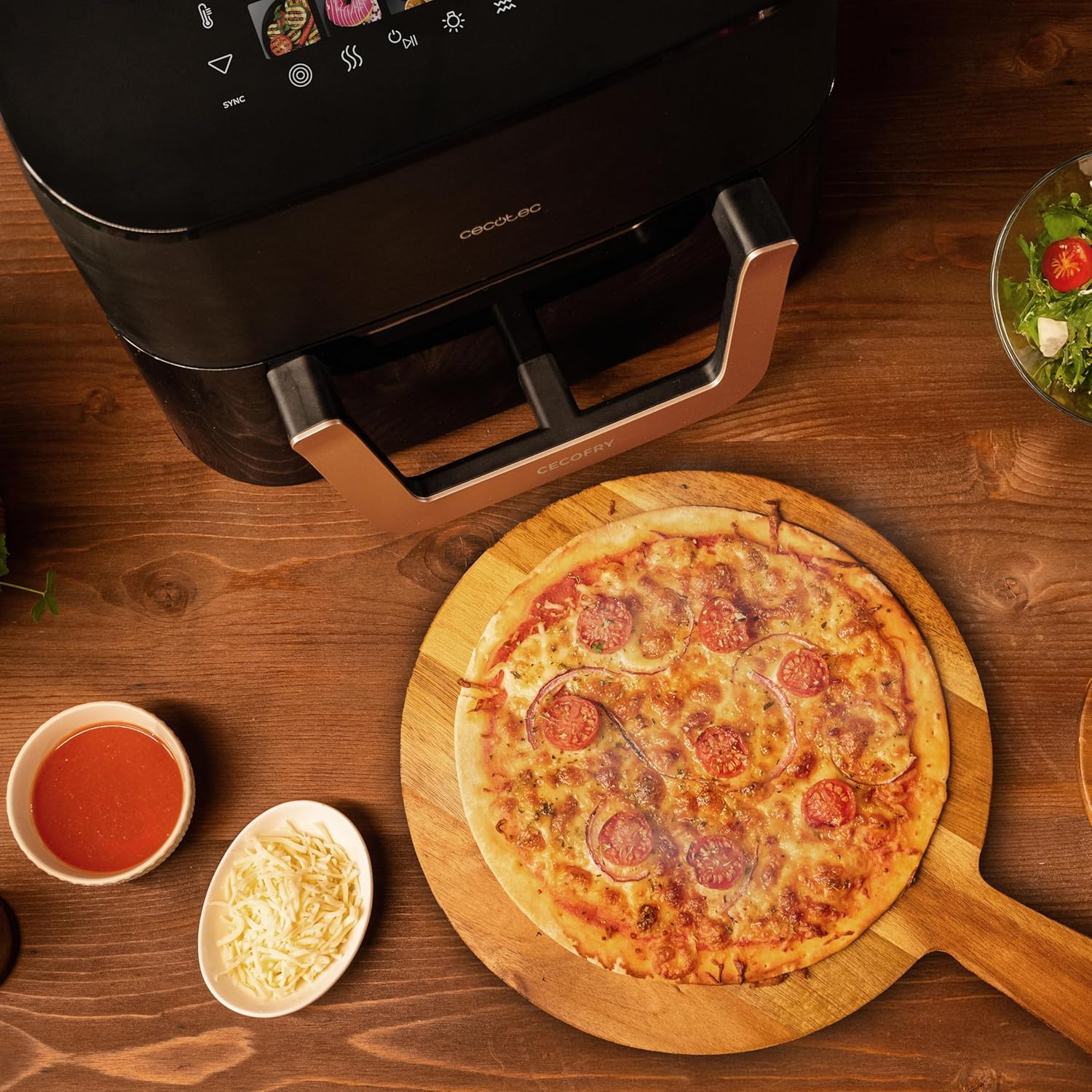 Pečena pizza na drvenoj dasci pored friteze na vrući zrak Cecotec