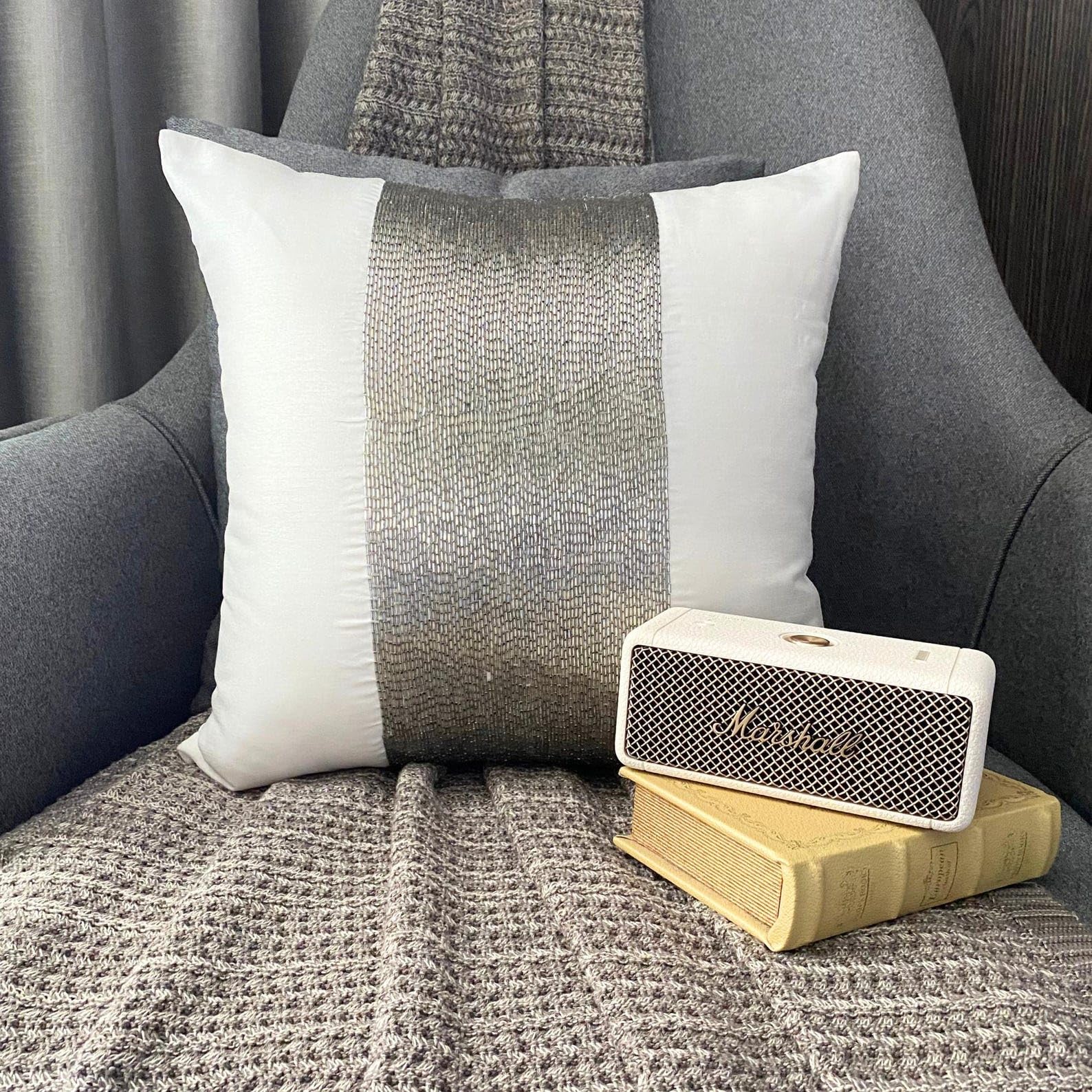 Un coussin appliqué de fleurs - Marie Claire