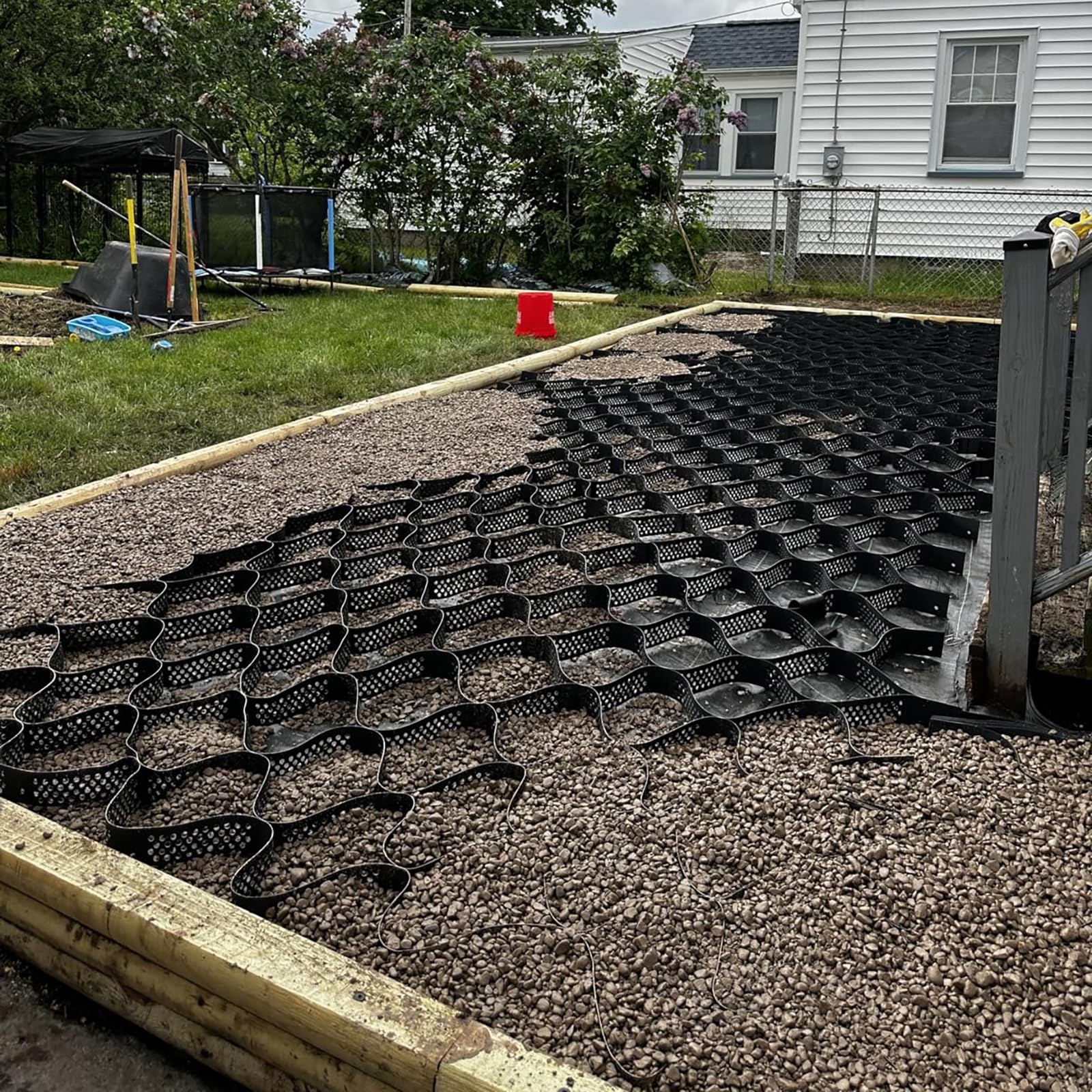 Grilles stabilisatrices de gravier alvéolées pour terrain sec et base de remise extérieure