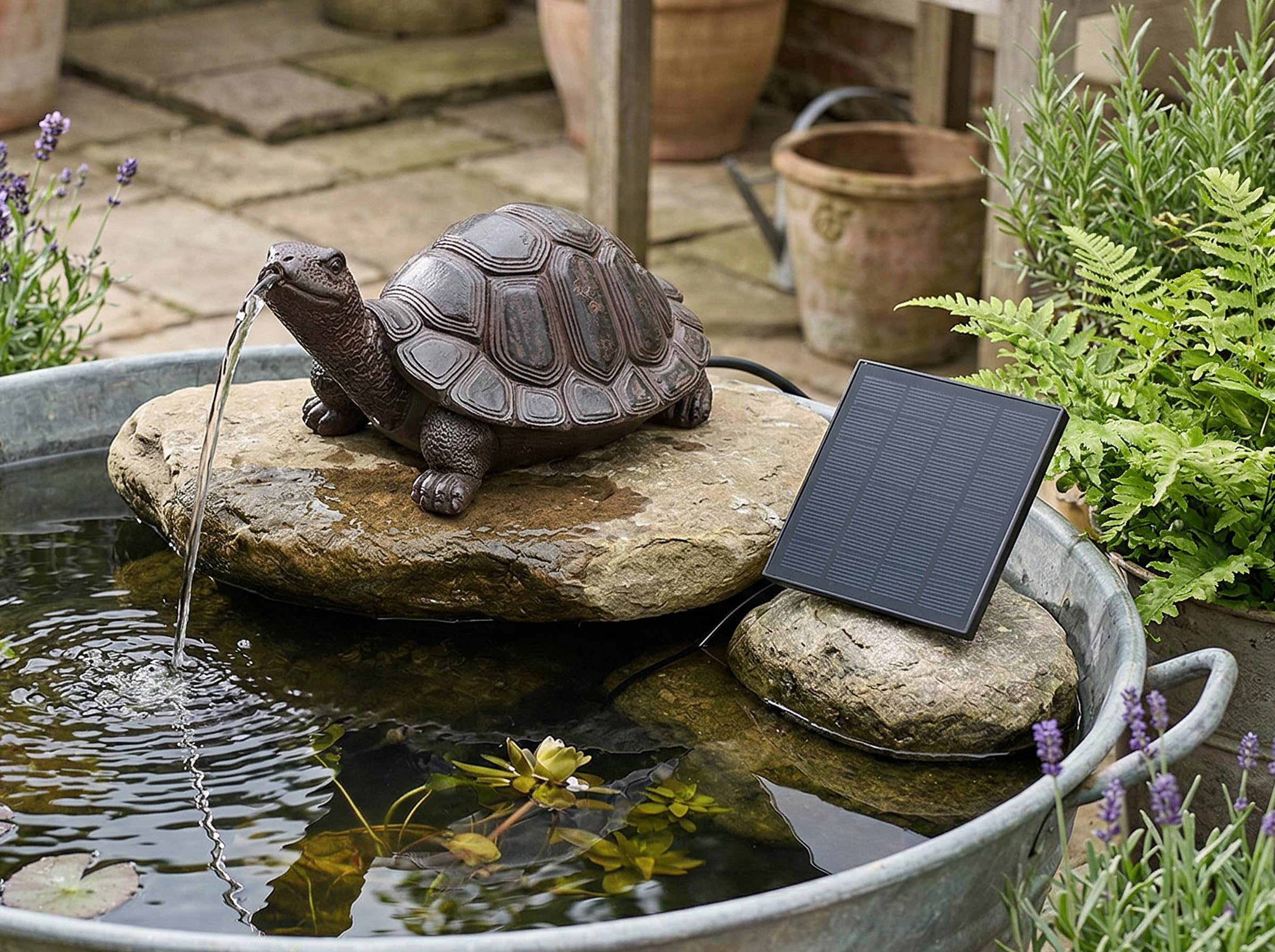 Wasserspeier Solar mit Pumpe – Teichfigur Schildkröte mit Solarpumpe & Wasserspiel – Gartendeko aus Polyresin in Braun – Solarbrunnen für Gartenteich & Wasserlauf 10×14×22 cm