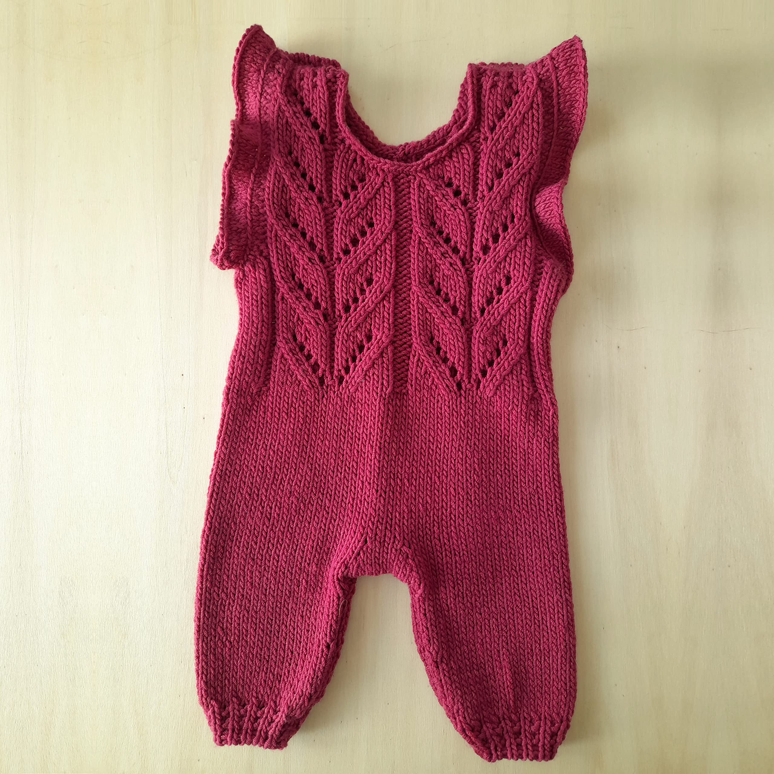 Pagliaccetto neonata fatta a maglia, in lana merino lilla con bottoncini di legno e cuori. Idea regalo di nascita. ARTICOLO ORIGINALE E UNICO MOMpATchWORK