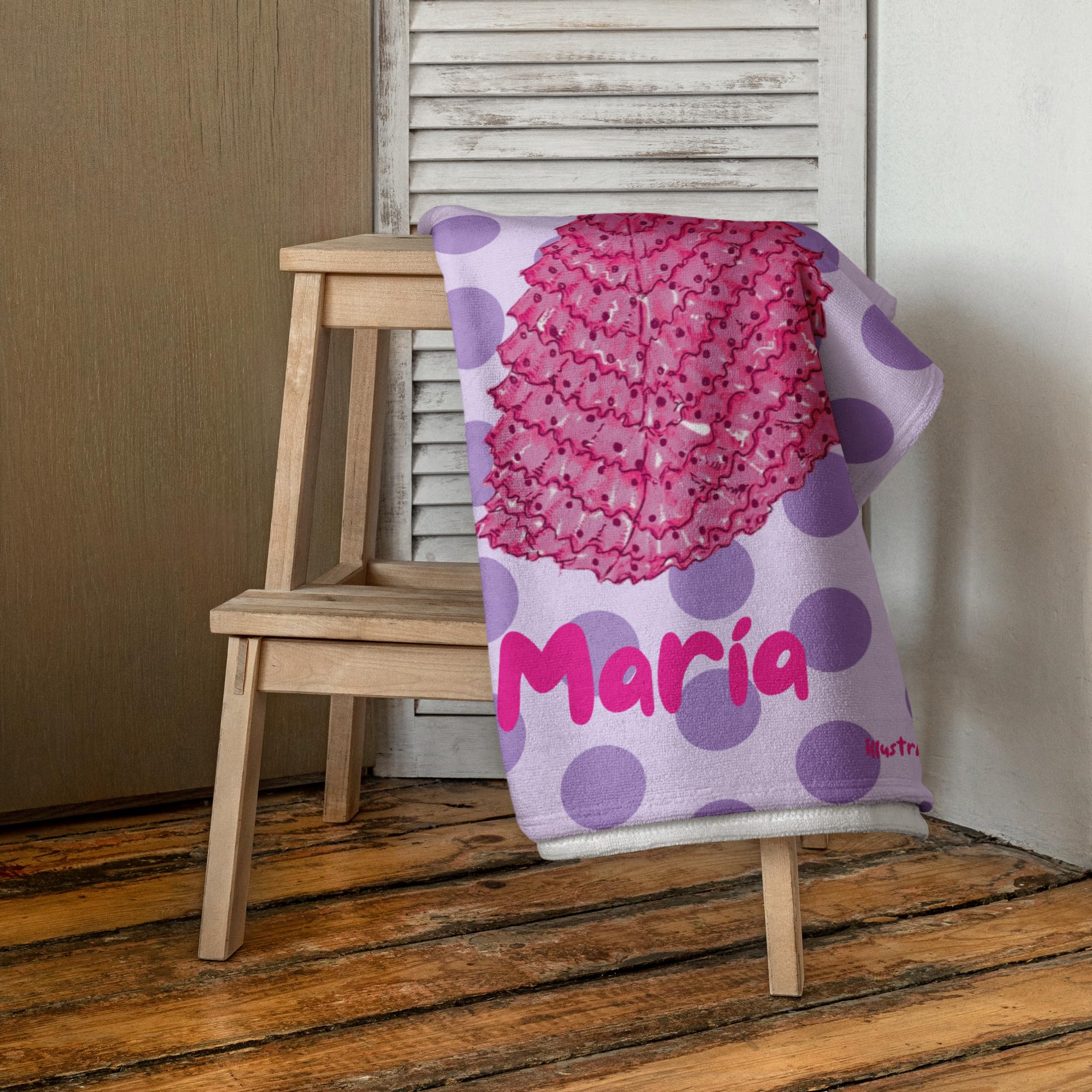 Serviette Personnalisée Flamenco 152x76 cm – Rose Châle Mauve | Serviette personnalisée flamenco avec prénom, grand format doux pour plage, piscine, danse ou cadeau.