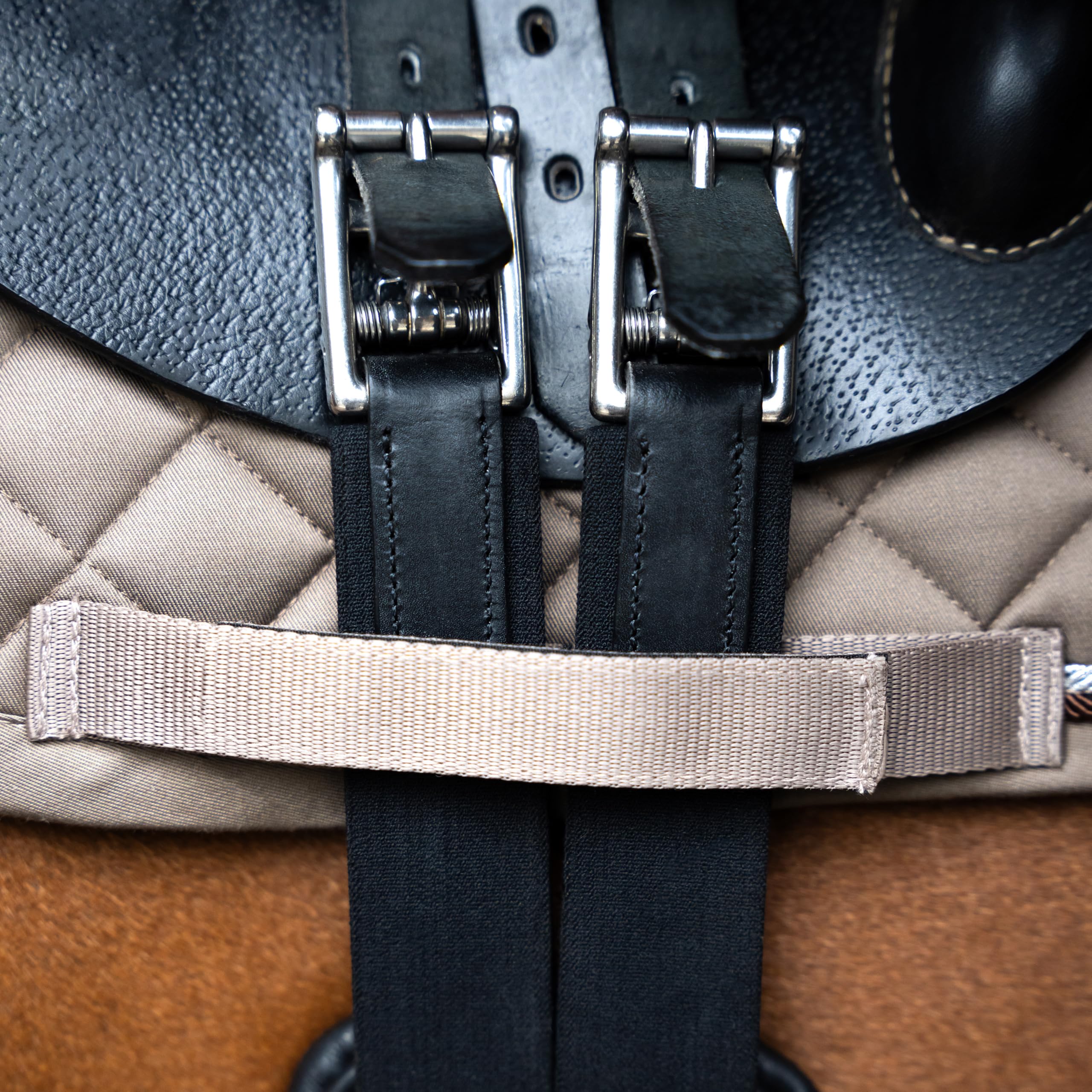 Imperial Riding Springgurt IRH anatomisch, Stollengurt mit Bauchlatz, Rollenschnallen und D-Ring, Schwarz, 145cm