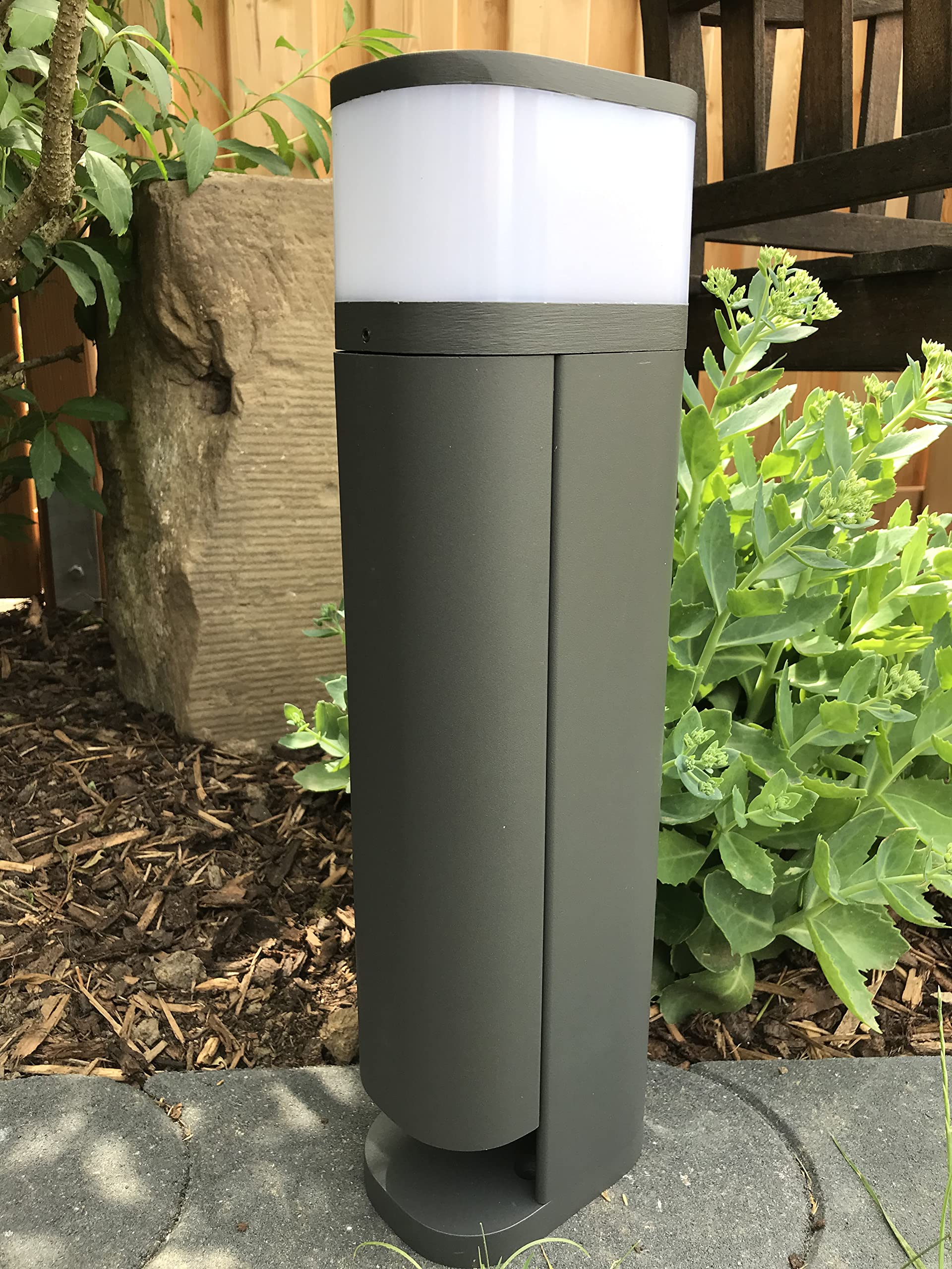 BOLD Lampa słupkowa z podwójnym gniazdkiem (czujnik zmierzchu, Smart Home)