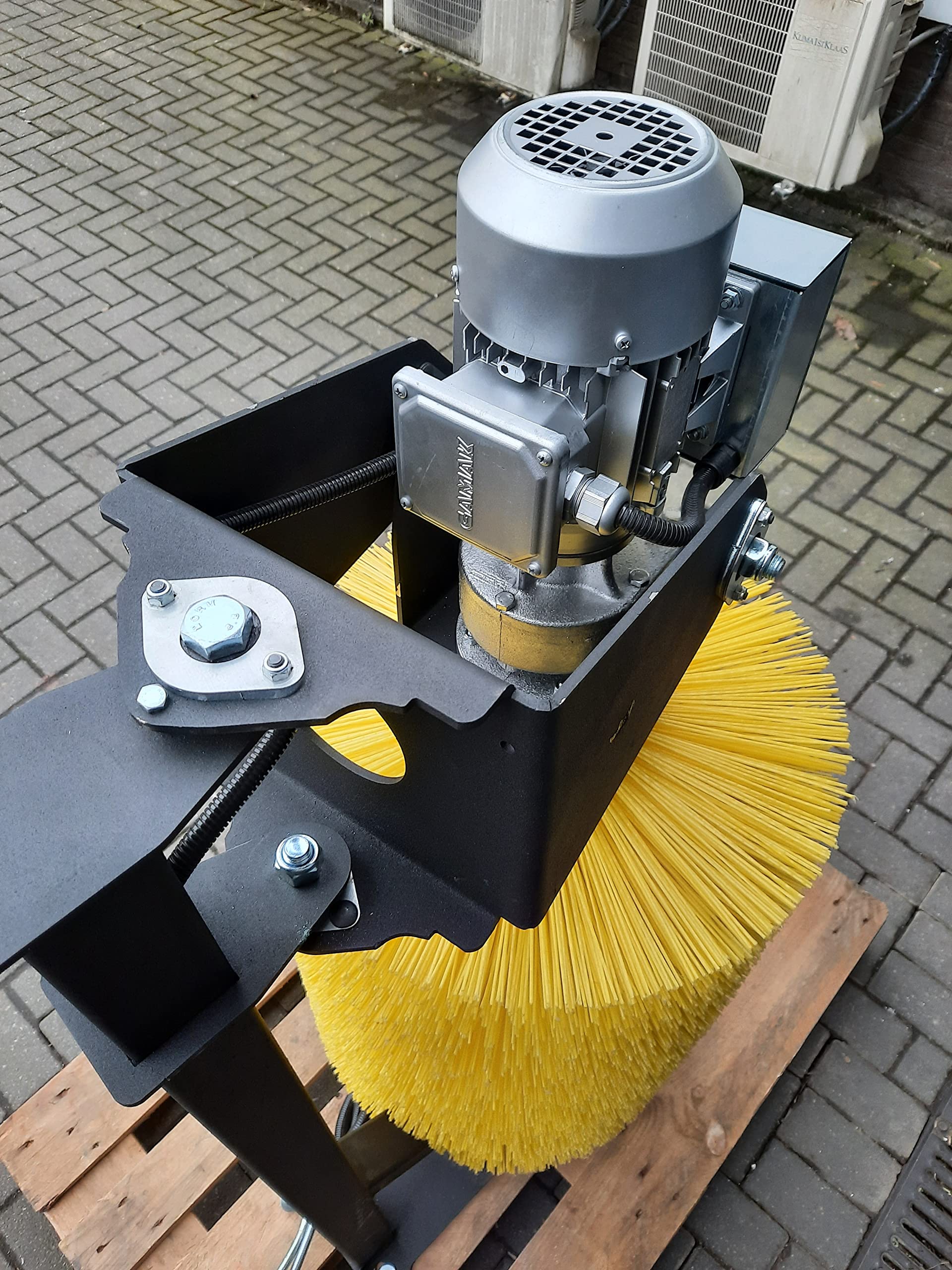 UZMAN Kuhputzmaschine Kuhbürste Rinderbürste Viehbürste Kratzbürste 230 Volt für Rinder Stall Hof die Optimale Kuhbürste für das Wohlbefinden der Kuh, Kuhpflegebürste Reinigungsbürste
