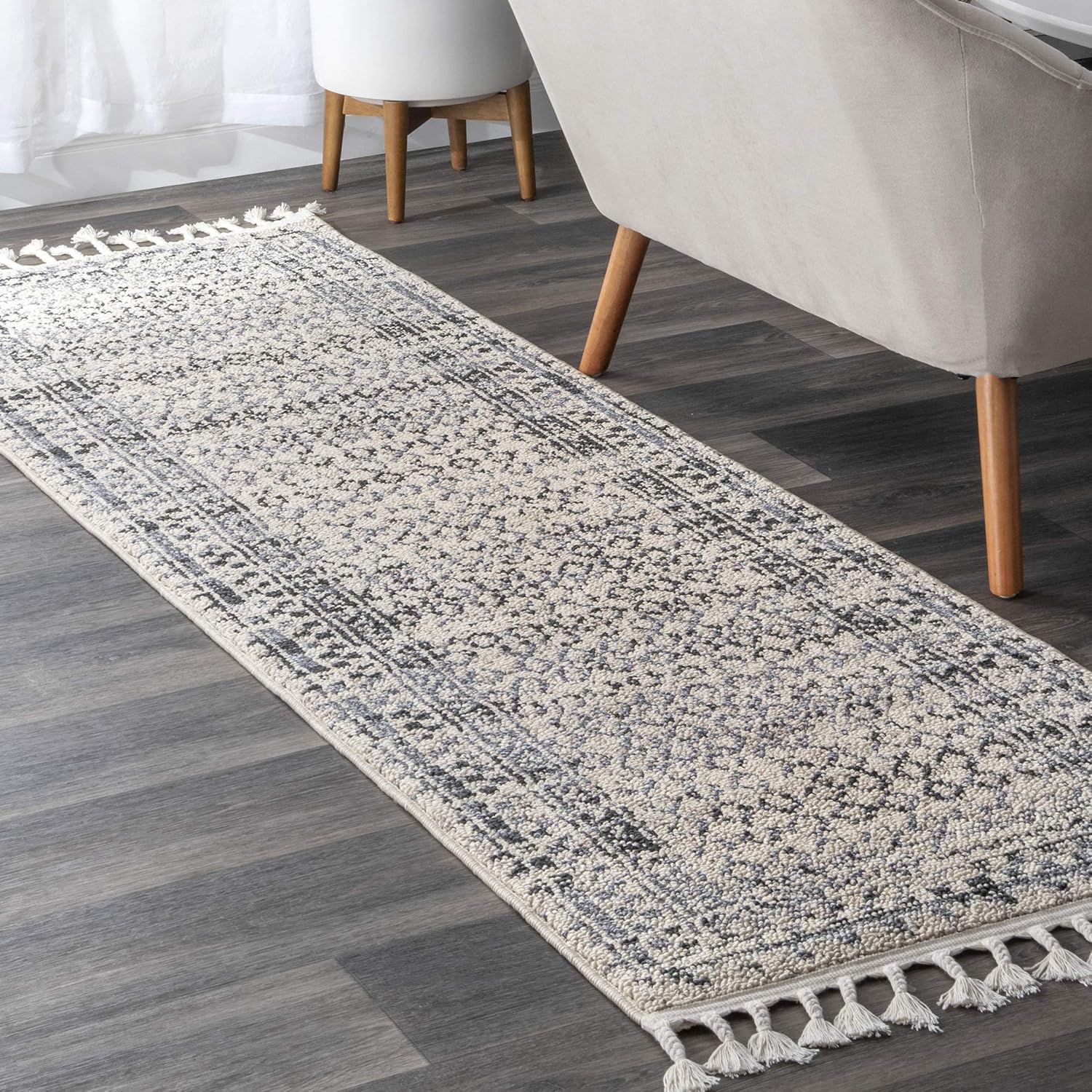 nuLOOM Claudia Diamond Tassel Runner Rug, 2' 6" x 10', Ivory