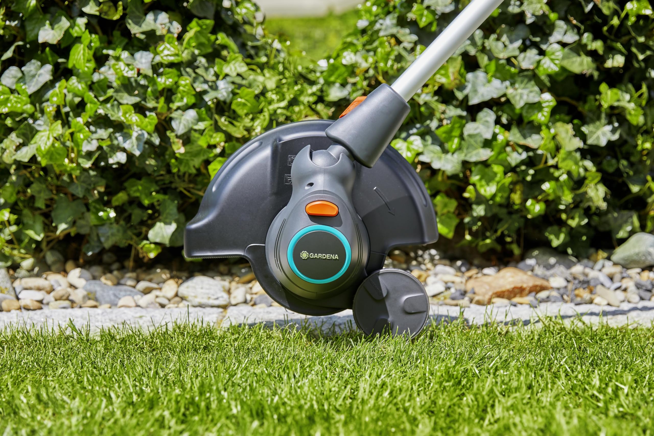Gardena Elektro-Trimmer Comfortcut 550/28: Rasentrimmer Mit Verstellbarem Griff, Abwinkelbarem Sowie Schwenkbarem Trimmerkopf Und Ausklappbarem Pfalnzenschutzbügel, 280 Mm Schnittkreis (9872-20)