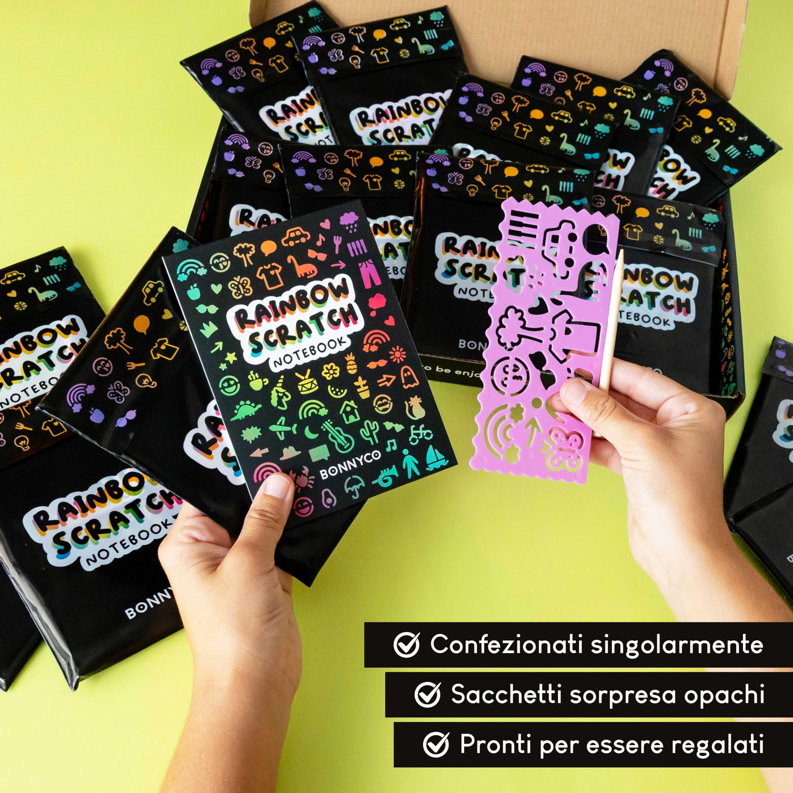 BONNYCO Scratch Art Bambini, 16 Set con Quaderno da Grattare, Stencil e Penna in Legno. Gadget Compleanno Bambini, Regalini Fine Festa. Premi e Pensierini per Alunni 3-12 Anni