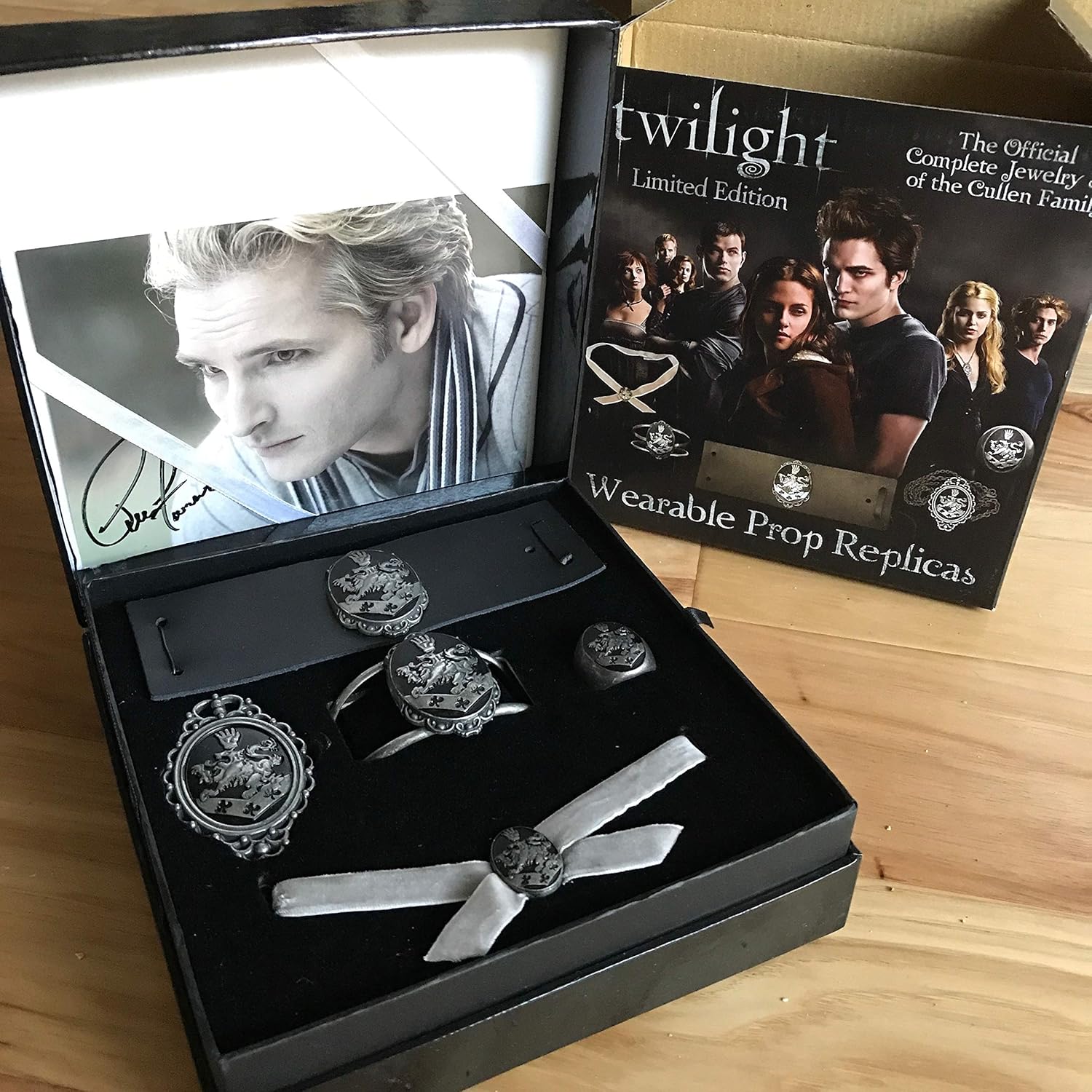 Twilight Limited Edition Official Complete Jewelry Set of the Cullen Family - Image 5