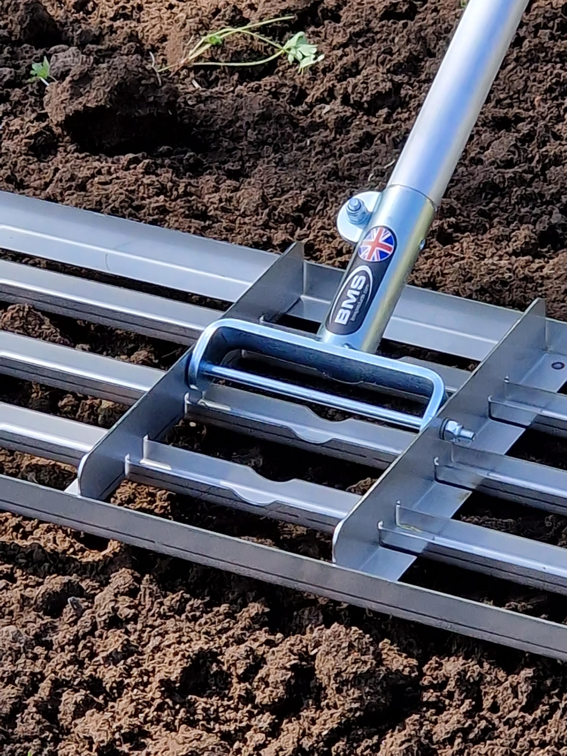 British Manufacturing Solutions - Rastrillo nivelador de acero inoxidable de 46 pulgadas de ancho: rastrillo nivelador premium para aderezo, sembrar, tierra/arena. Mango de aluminio de lujo de alta