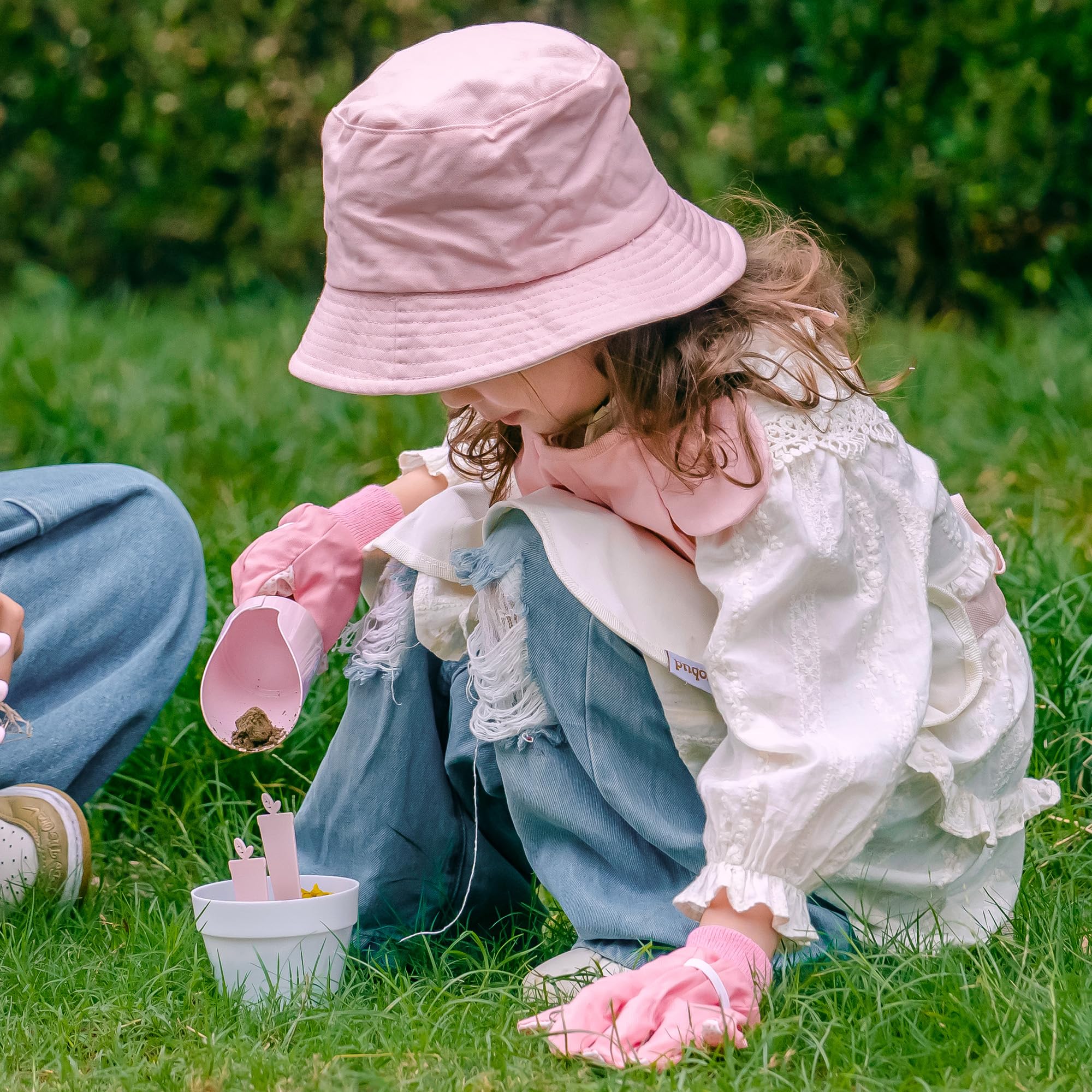 ROBUD Ensemble d'outils de jardinage pour enfants, 17 pièces avec arrosoir, fourchette et pelle, pelle cylindrique, gants de jardinage, tablier, chapeau, sac fourre-tout, jouets d'extérieur pour