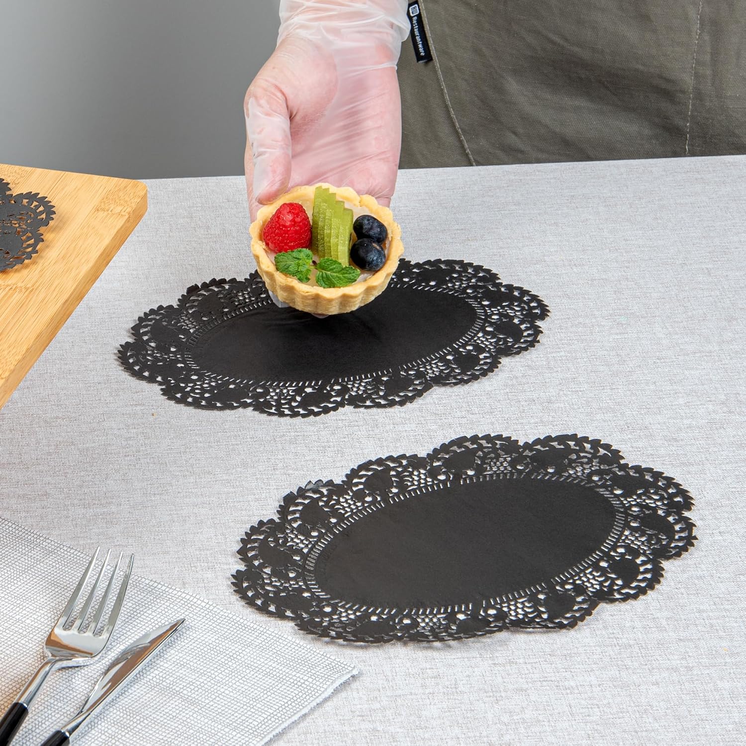 Restaurantware Oval Black Paper Doilies, 8.9 x 6.4 in, 100 Pack