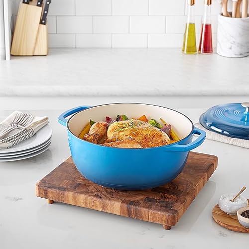 Vista 24 de Horno holandés cubierto de hierro fundido esmaltado Yaxa Basics, 6 cuartos de galón, color azul marino.