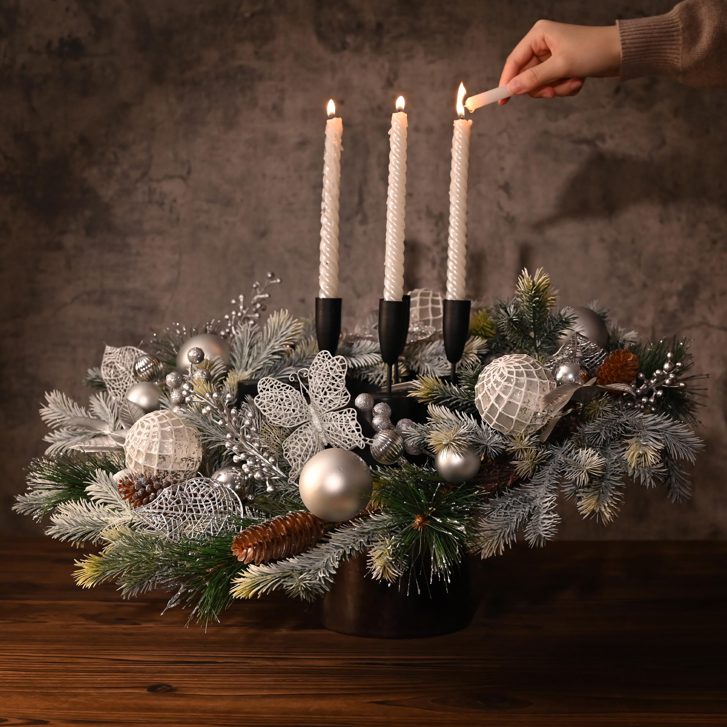 Decorbyhannah Corona de Navidad, coronas de Navidad de 24 pulgadas para puerta delantera con luces, arrecife plegable artificial para interiores y exteriores con adornos de piña de bayas para ventana