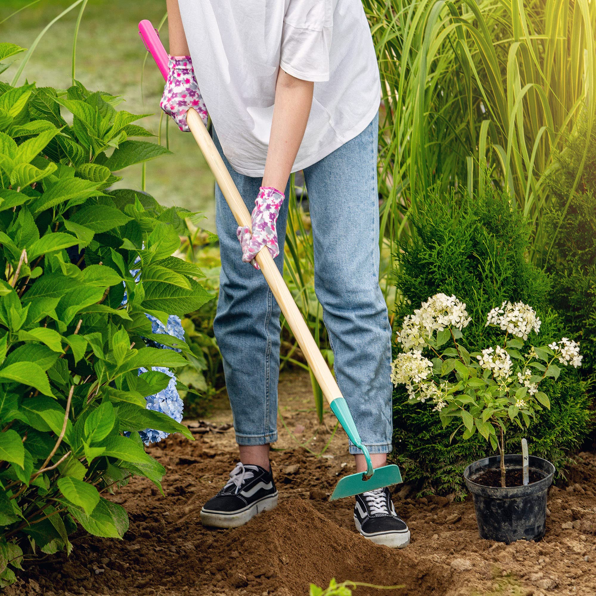 KADAX Lot de 4 Kit d'Outils de Jardinage Professionnel pour Femmes: Bêche, Râteau, Houe et Gants, La Solution Complète pour Une Gestion Efficace du Jardin
