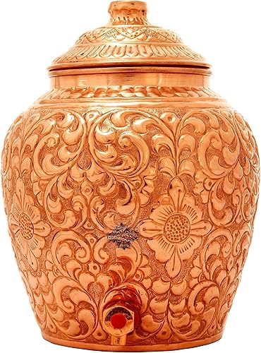 Indian Art Villa Dispensador de agua de cobre puro con diseño en relieve con grifo y tapa a prueba de fugas, almacenamiento de vasos y agua,