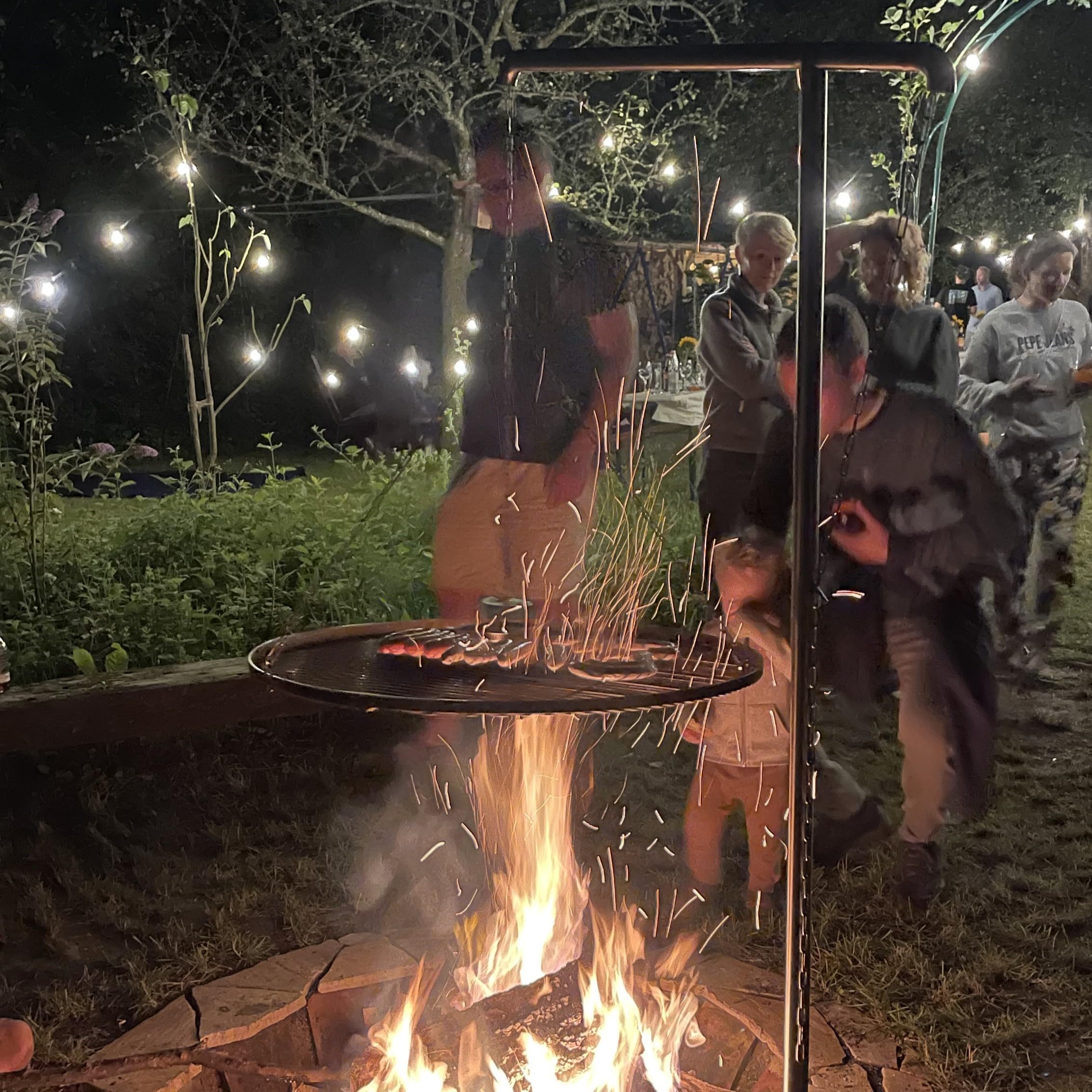 Grillrost.com Das Original Barbecue en Acier Inoxydable | Barbecue pivotant - démontable avec Guide-chaîne Interne & Douille de Sol