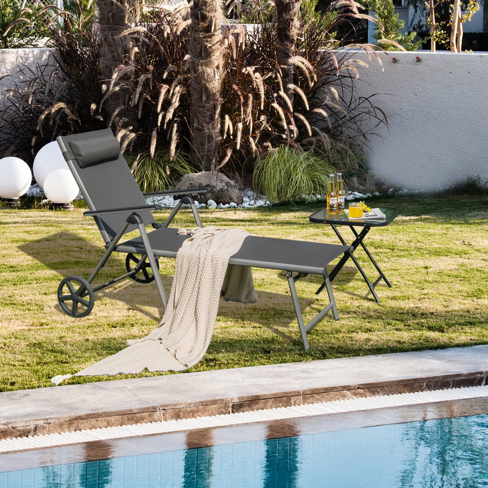 GOPLUS Sonnenliege mit Rollen, Gartenliege mit 7 Fach Verstellbarer Rückenlehne, Liegestuhl klappbar, Aluminium, Terrassenliege bis 150kg belastbar, inkl. Kopfstütze, Relaxliege Garten Balkon Pool