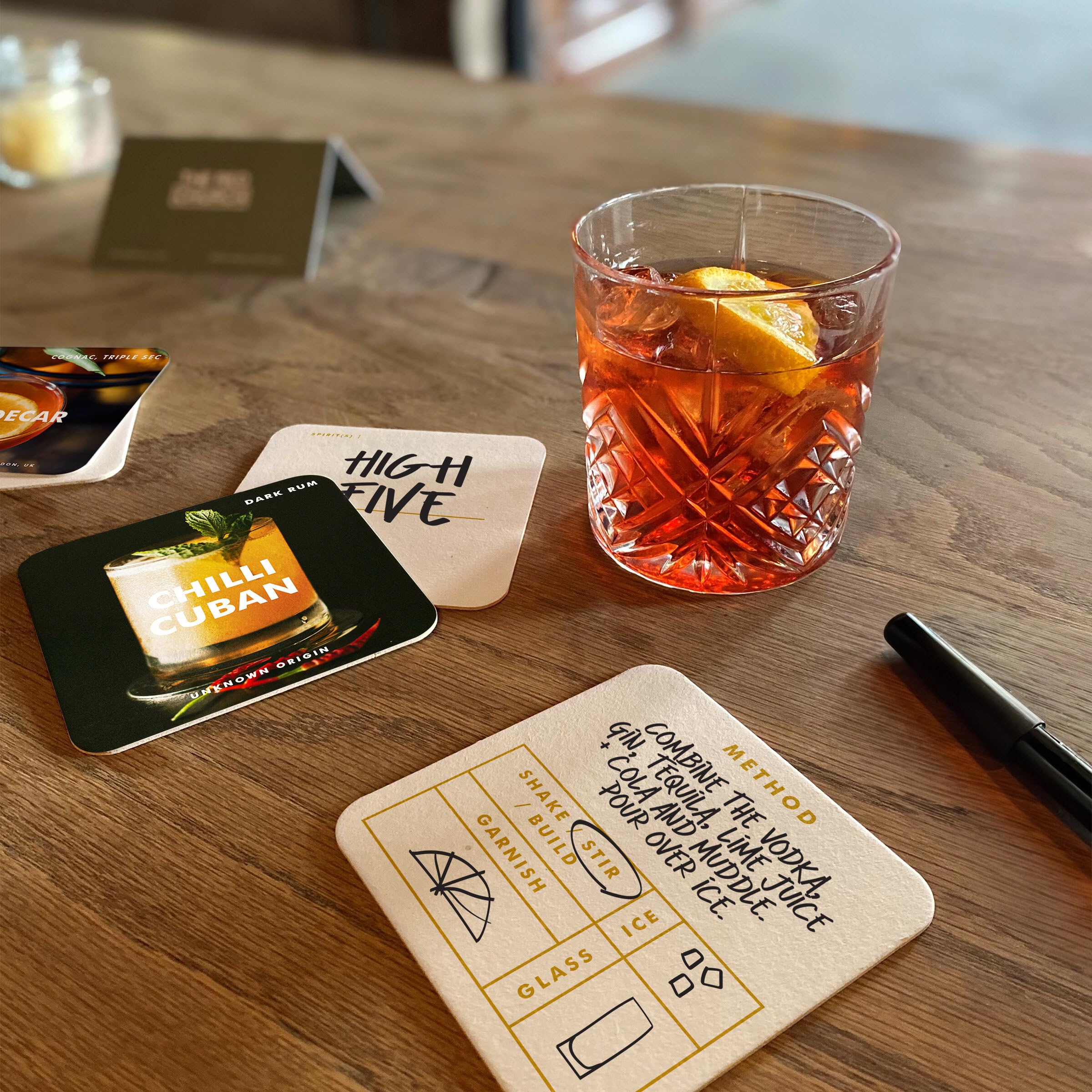 Iron & Glory Mixologist karty z przepisami na koktajle, podstawki pod napoje, akcesoria do baru domowego i akcesoria do wózków barowych, akcesoria barowe do domowego zestawu barowego, podstawki pod