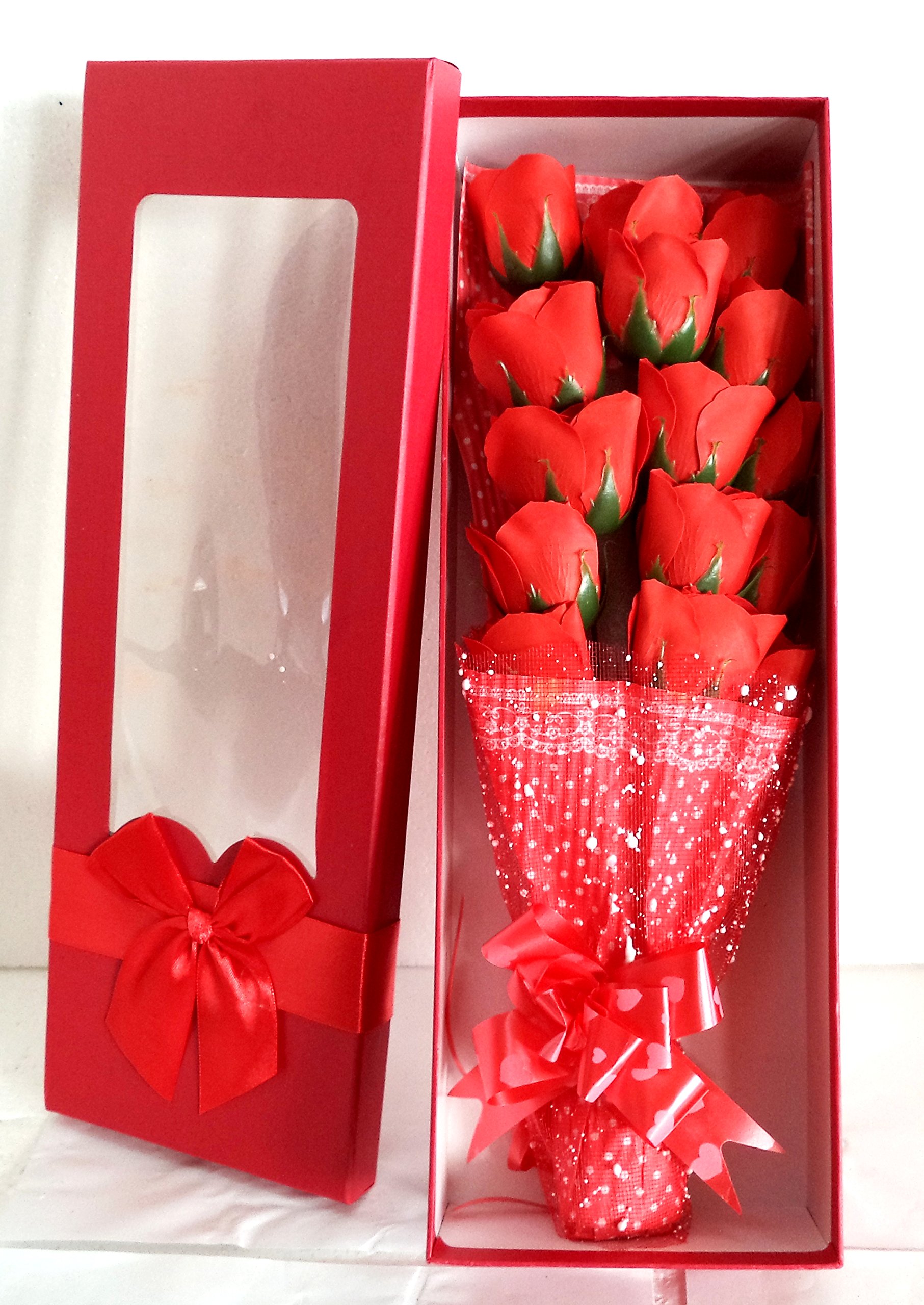 Ramo de 15 Rosas Rojas, los pétalos Son láminas de jabón. Presentado en Caja de Regalo. Medidas de la Caja: 43x15x8 cms..