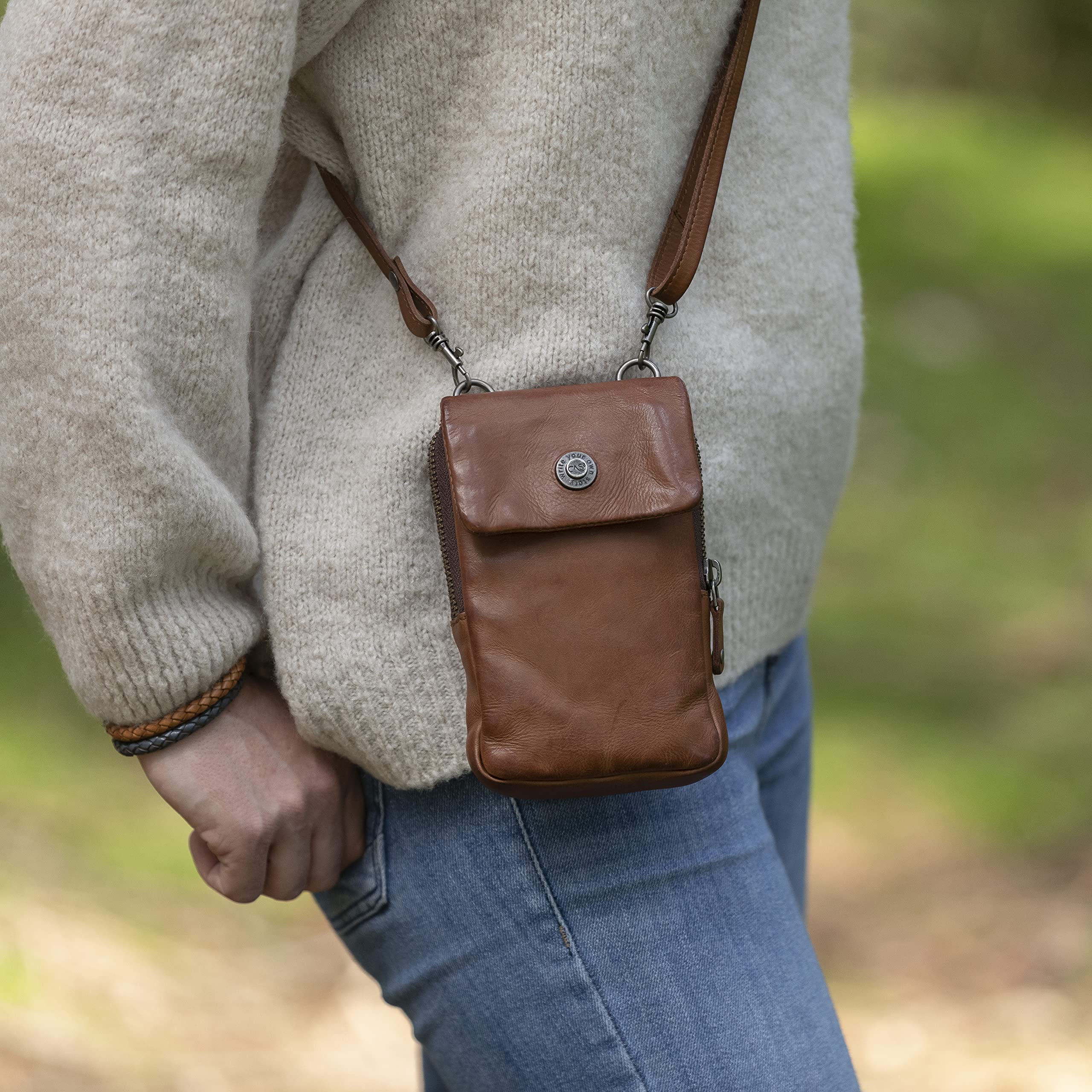 Handytasche zum Umhängen Lilly, Smartphonetasche aus Leder mit RFID-Schutz und 6 Kartenfächer, Verstellbarer & Abnehmbarer Gurt, passend für Handys bis 8,5x15x1,3cm, Graphite