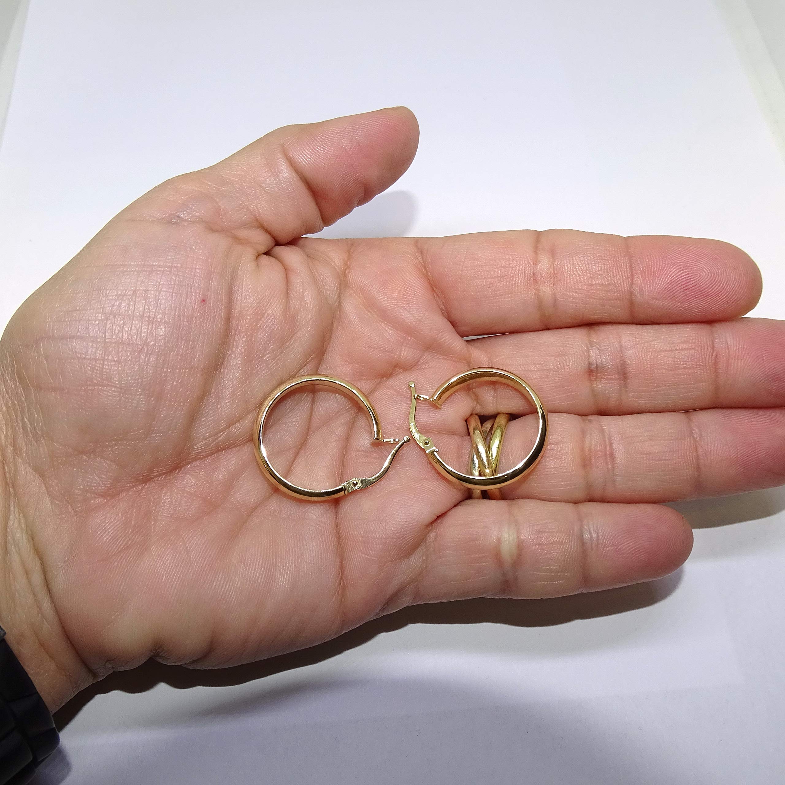 Orecchini a cerchio in oro giallo 18 K con tubo mezza canna da 4 mm di larghezza per 2,3 cm di diametro esterno. 2,10 gr di oro 18 k; un regalo davvero speciale per donna., Oro 18 carati