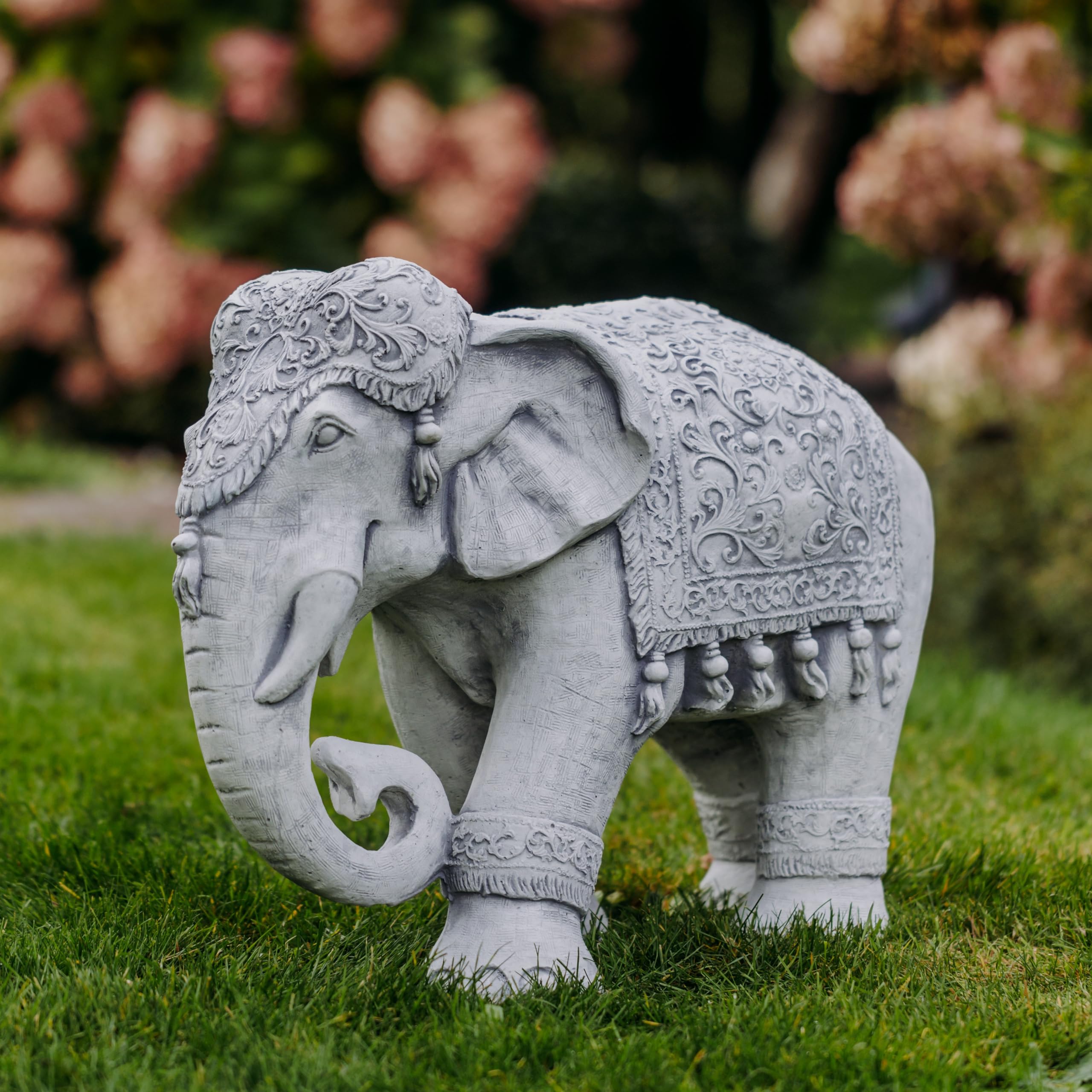gartendekoparadies.de Statuetka dużego słonia indyjskiego z biżuterią, wysokość 47 cm, długość 63 cm, szerokość 28 cm, 61 kg, szara, z odlewu kamiennego, figurka odporna na mróz