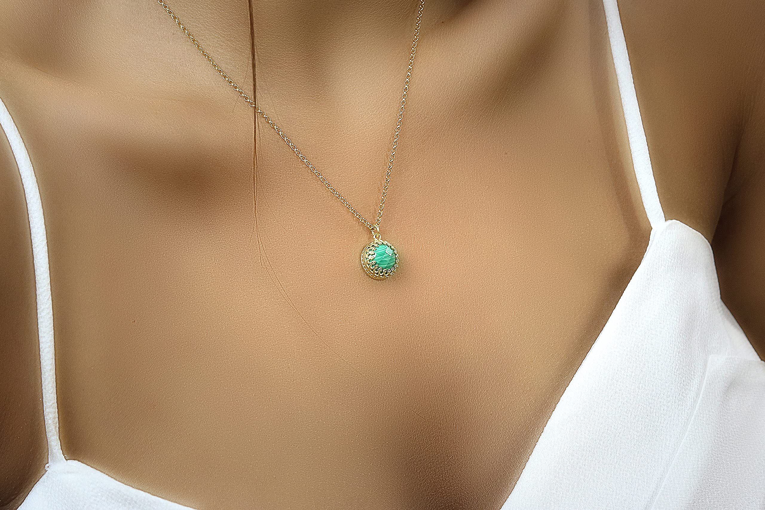 Runde Malachit-Halskette für Frauen - Zierliche Grüne Stein-Halskette in 14k Gold - Handgemachter Frauen-Schmuck - Alltags-Halskette, Schicht-Halskette, Geschenk-Halskette - Anpassbare Kettenlänge