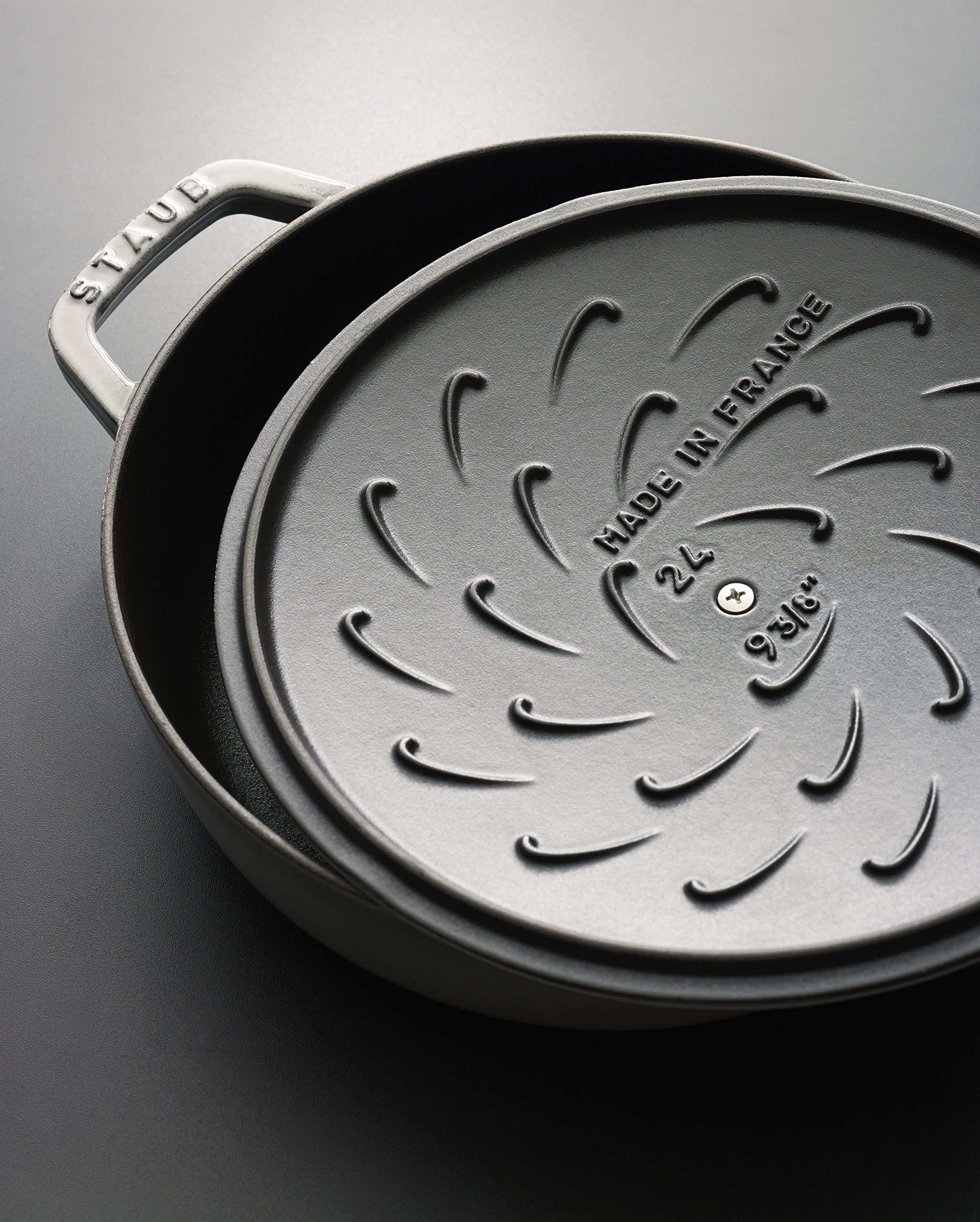 Amazon.co.jp: Staub 鋳鉄製両手ブレイザー/スキレット 蓋とセルフバー