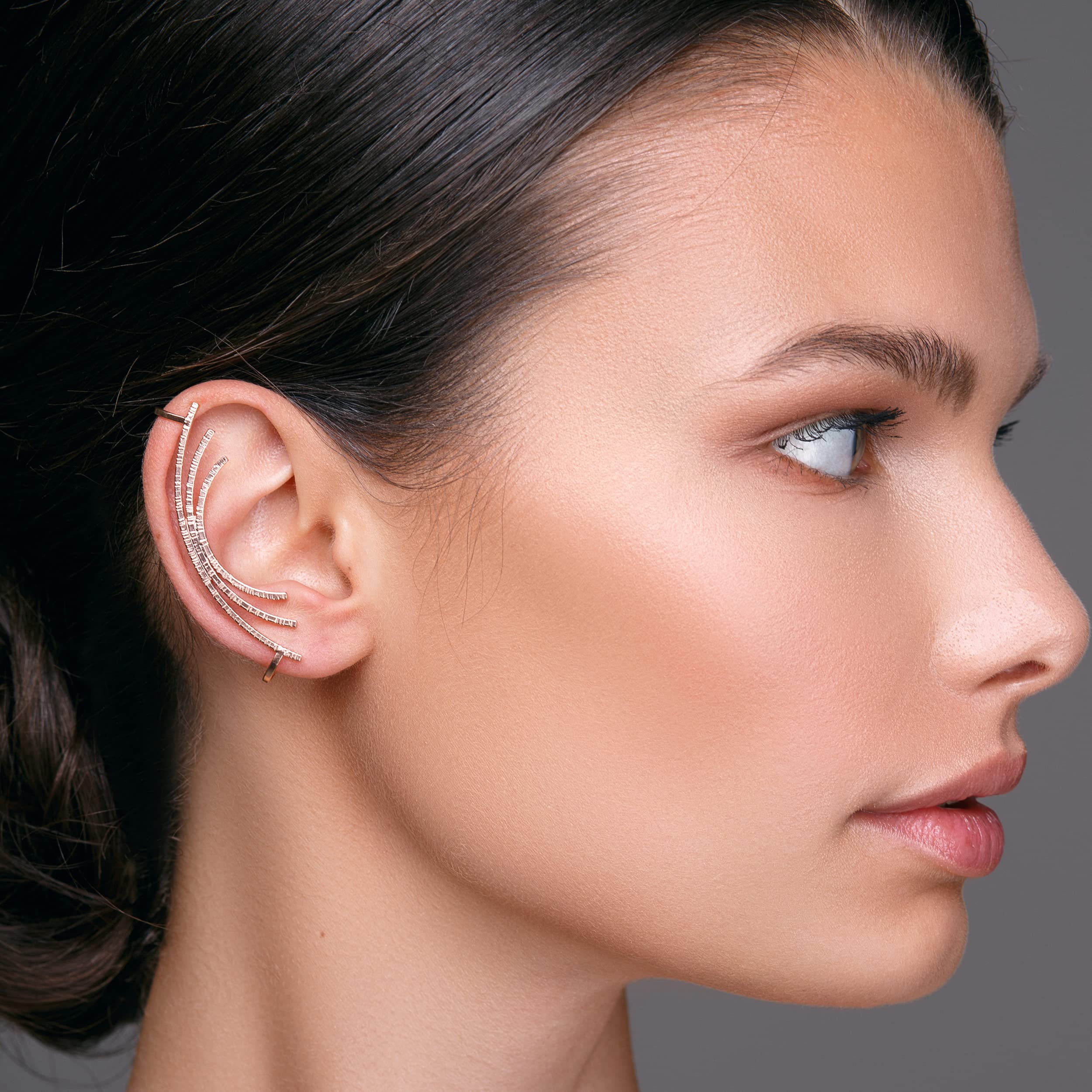Geschwungener Ear Cuff Ohrring ohne Ohrloch aus 925 Silber mit gehämmerter Oberfläche - Statement-Eleganz - Nickelfrei Hypoallergen - Einzelner - Handmade by Emmanuela